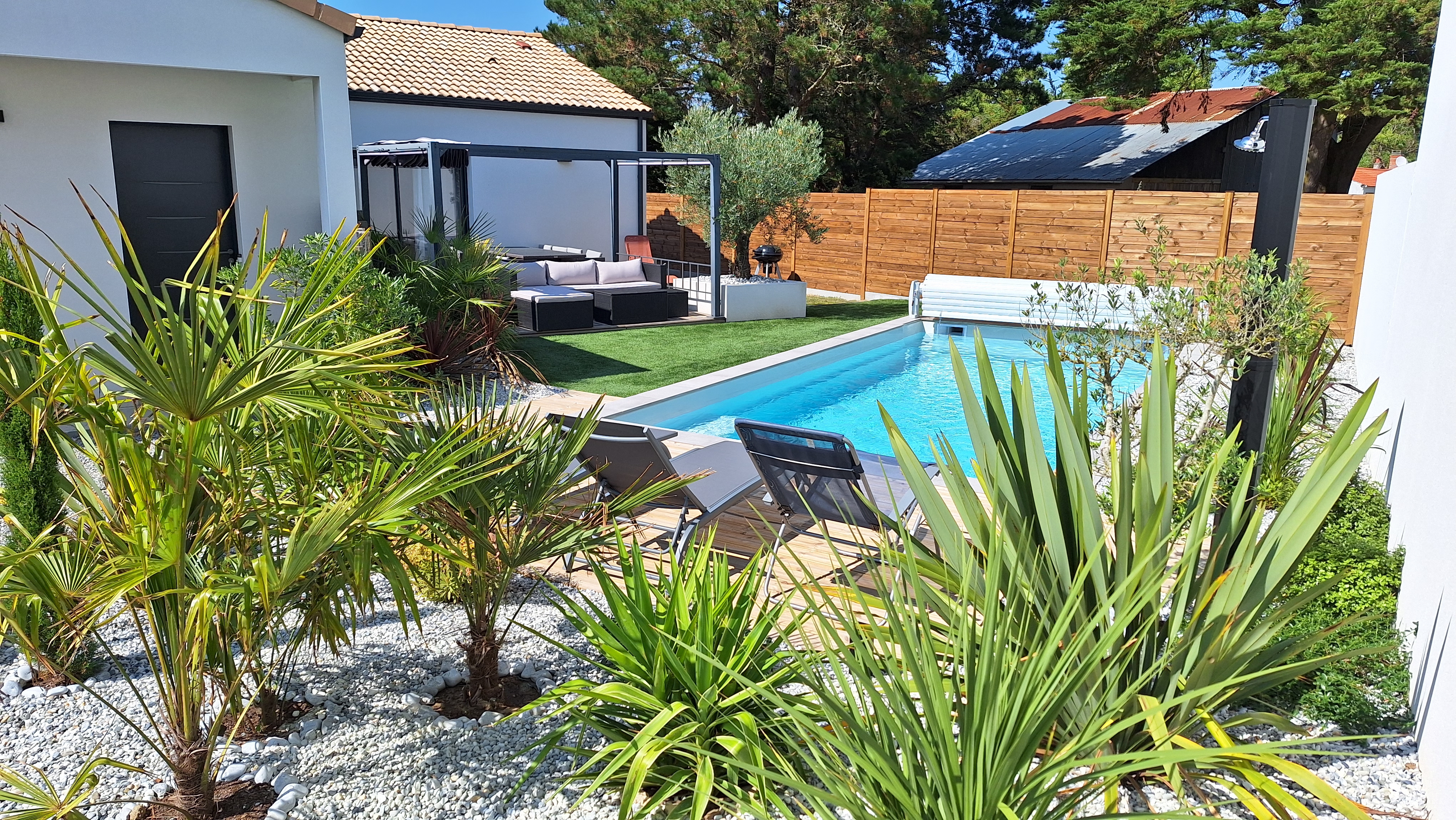 Warm villa with swimming pool and beach 900m away