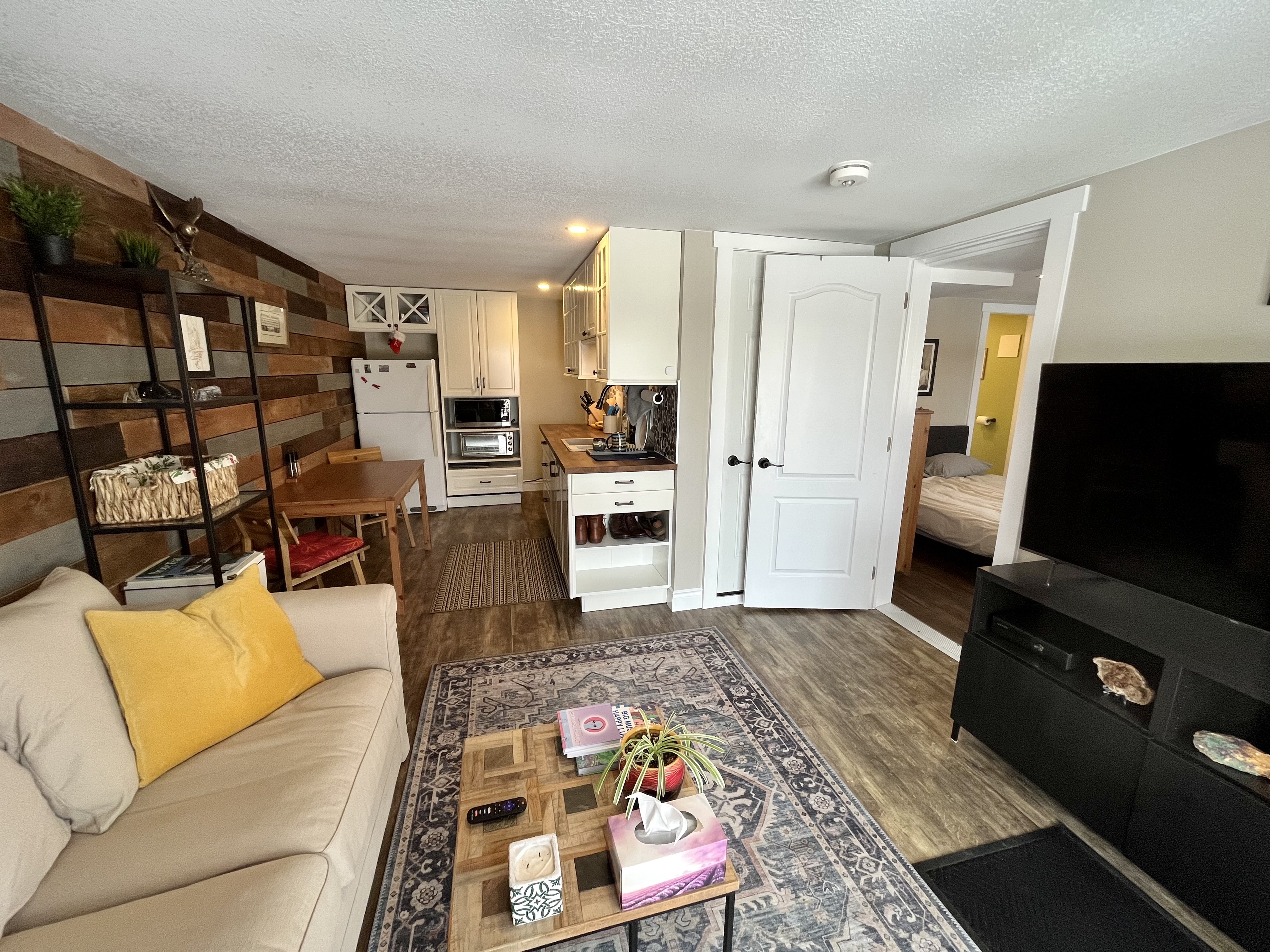 Rabbit’s den, cozy suite w/patio beside pond