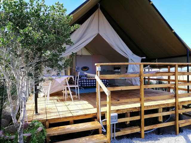 Safari Lodge glamping: romantic sea view bliss