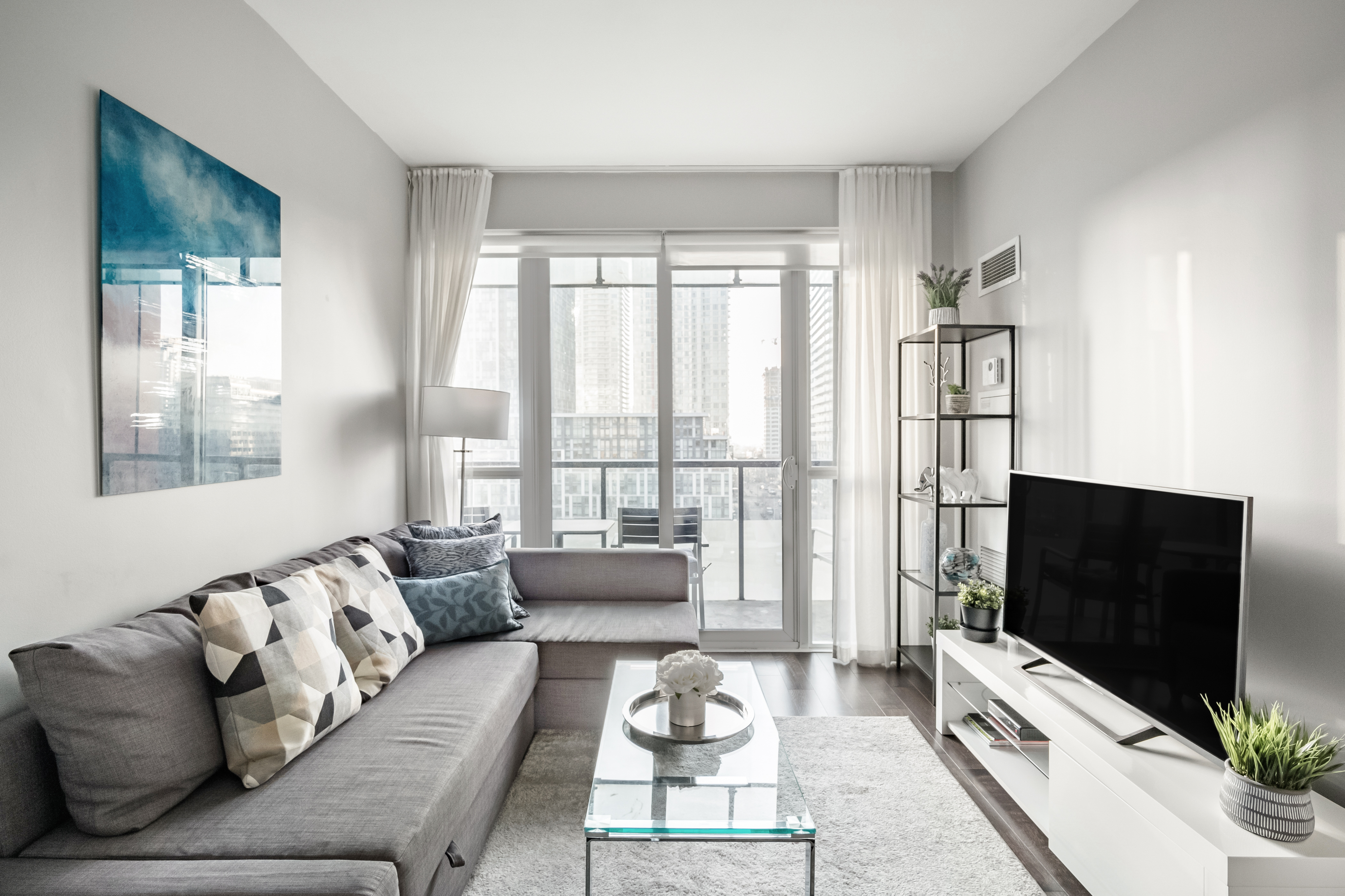 Executive 3BR Skyline View Condo w/ Sauna, Parking