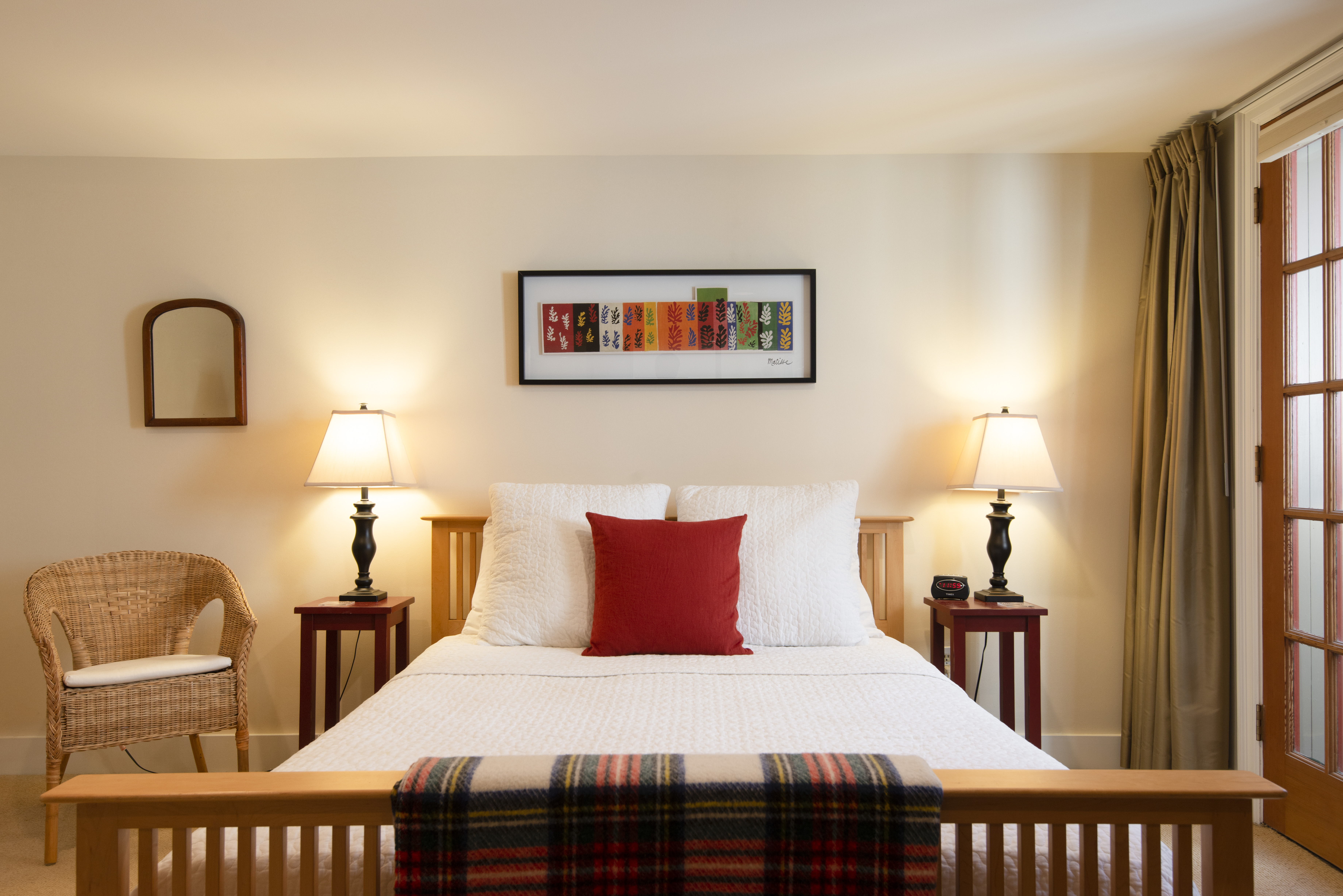 Large, Cheerful Studio Apartment by Lake Washington