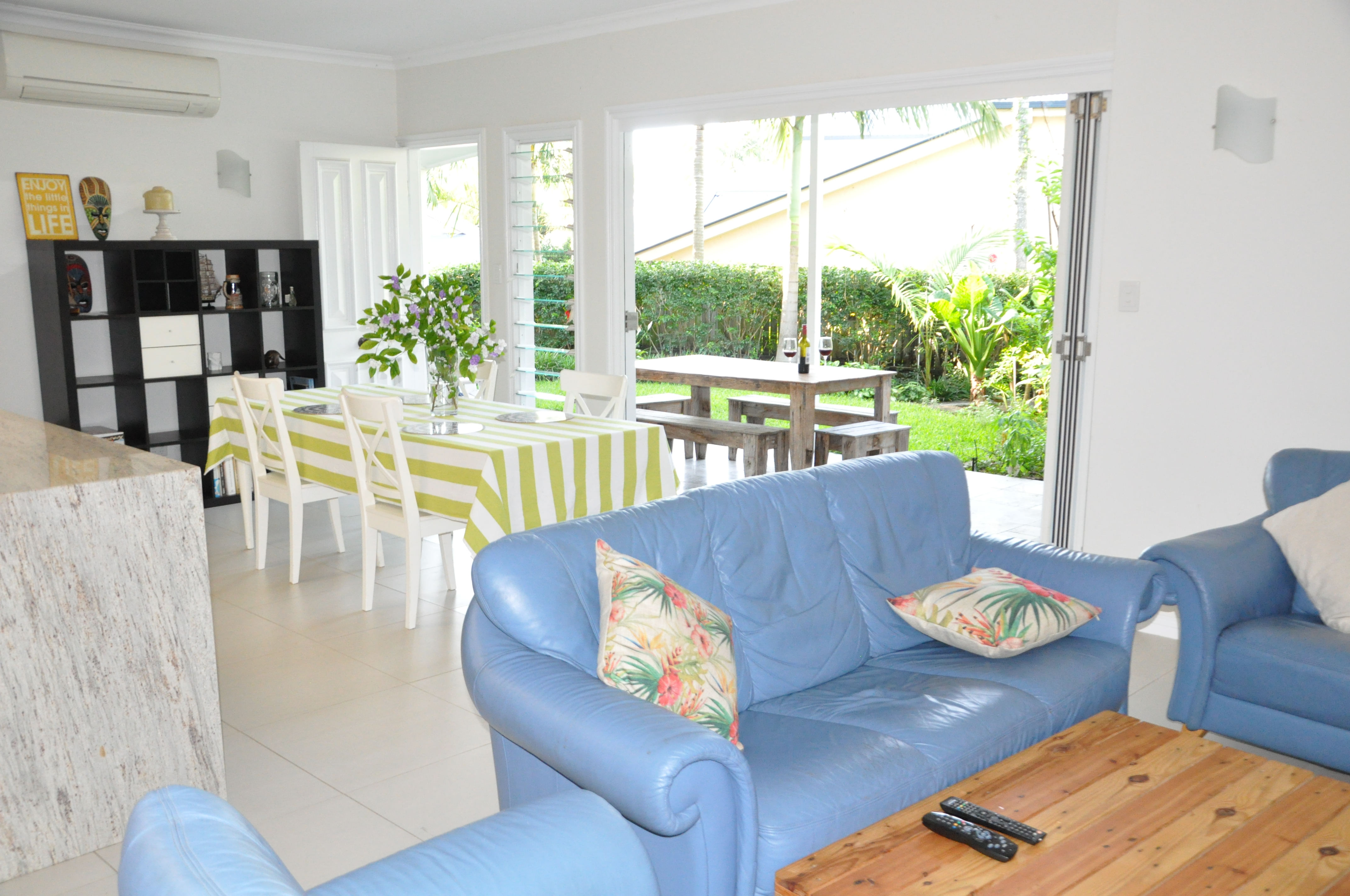Modern 3 Bedroom Unit, Patio, leafy Yard, Pool. in South Brisbane, Brisbane