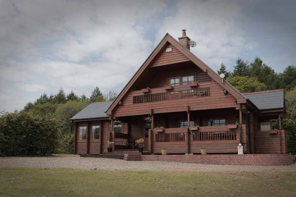 Log Cabin with wonderful views Cabins for Rent in Llanharan, Wales