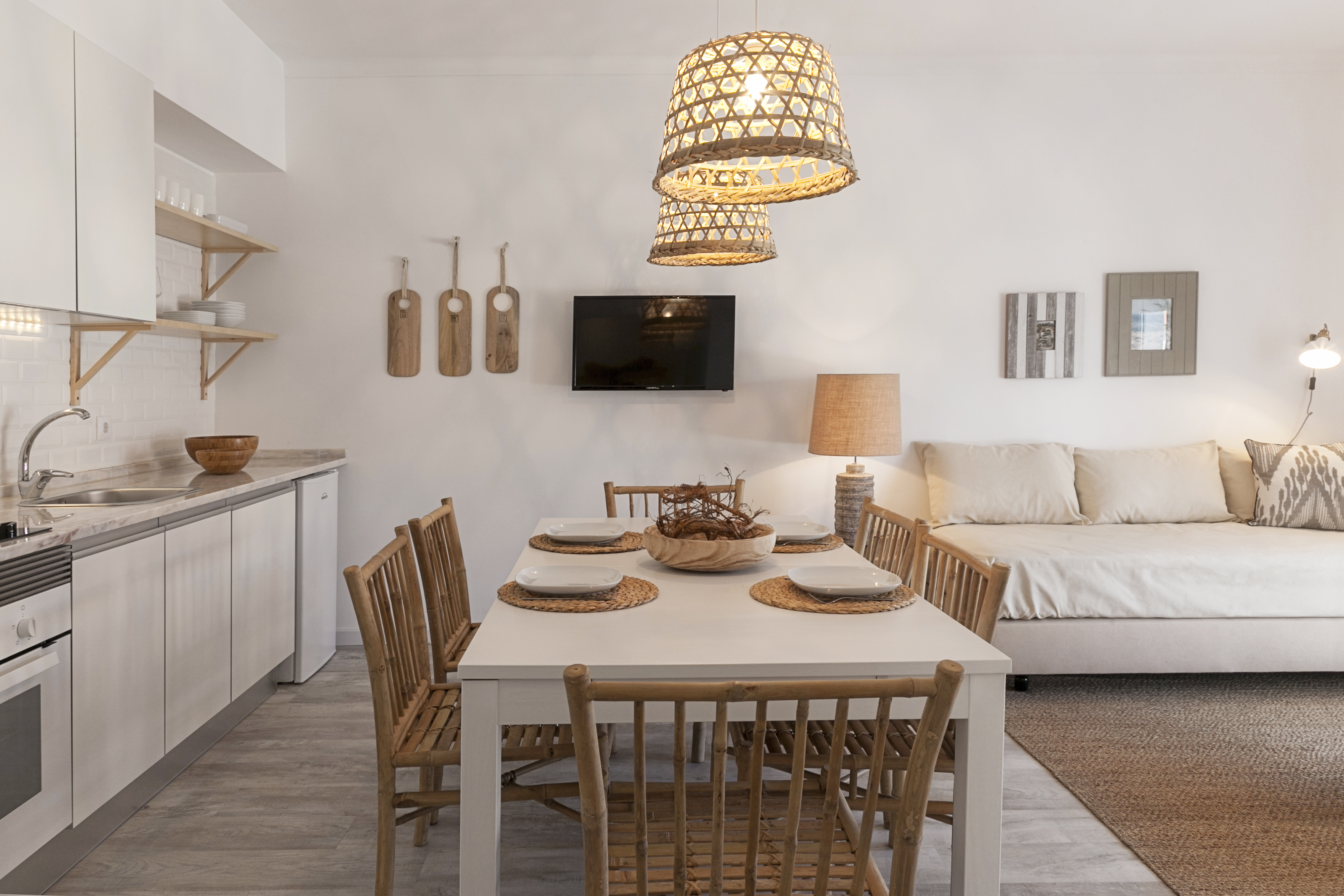 Mare Cheia [HIGH TIDE]: Beach and Surf Apartments
