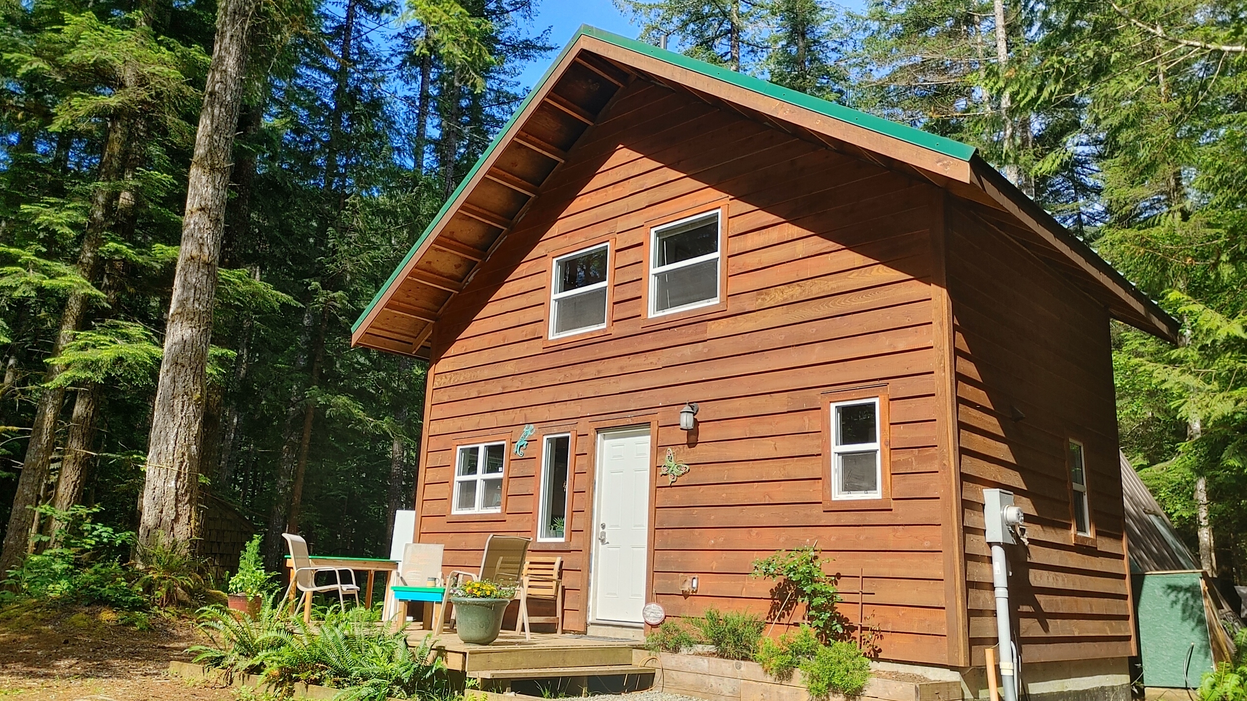 Adventure A-frame: 4 bedroom  riverside cabin