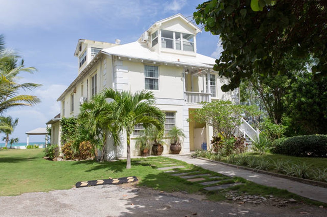 1 Bdr apartement, steps from a small beach Apartments for Rent in