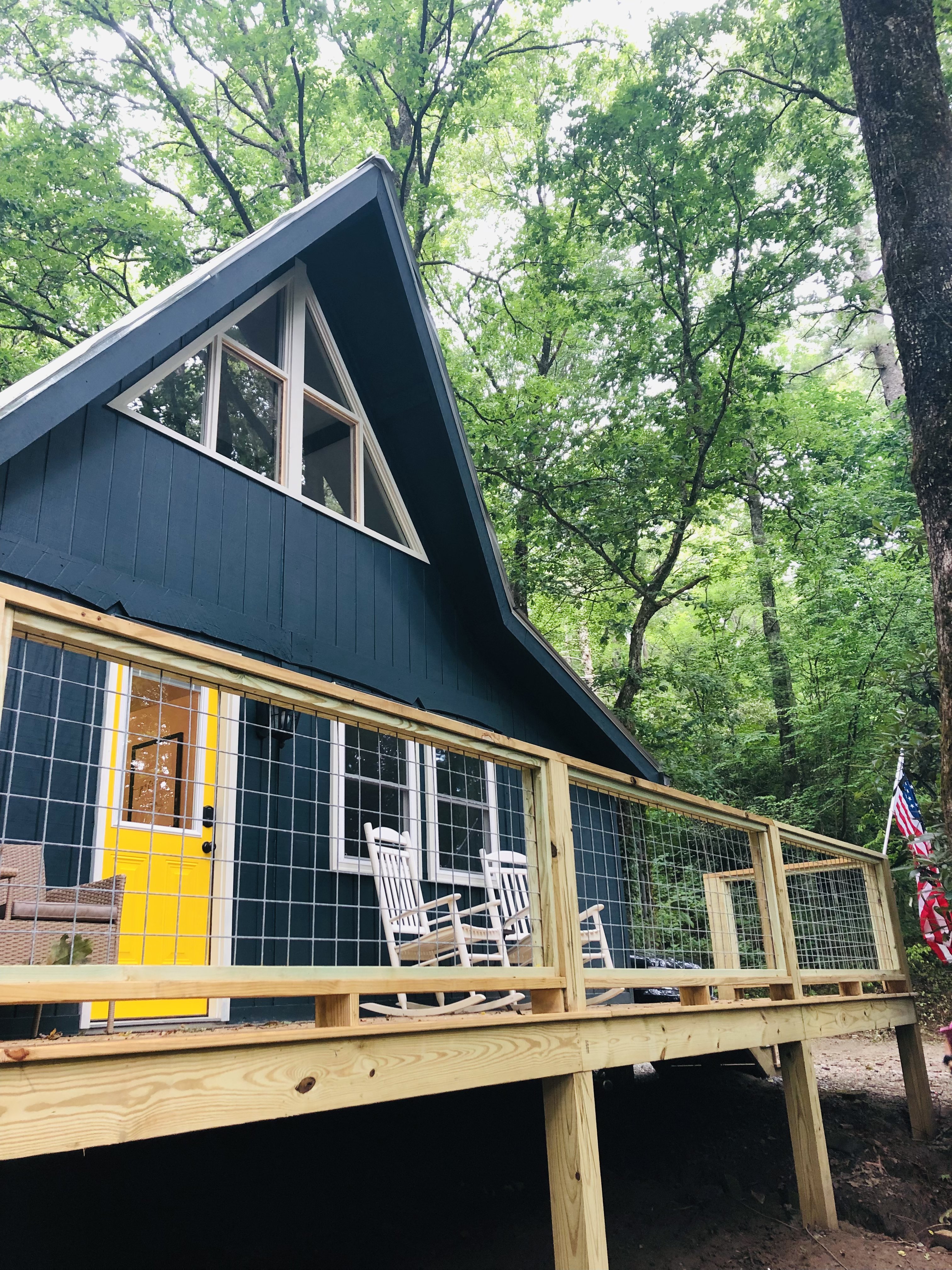 Modern A-frame, Large Deck, 5 Min walk to Main st.