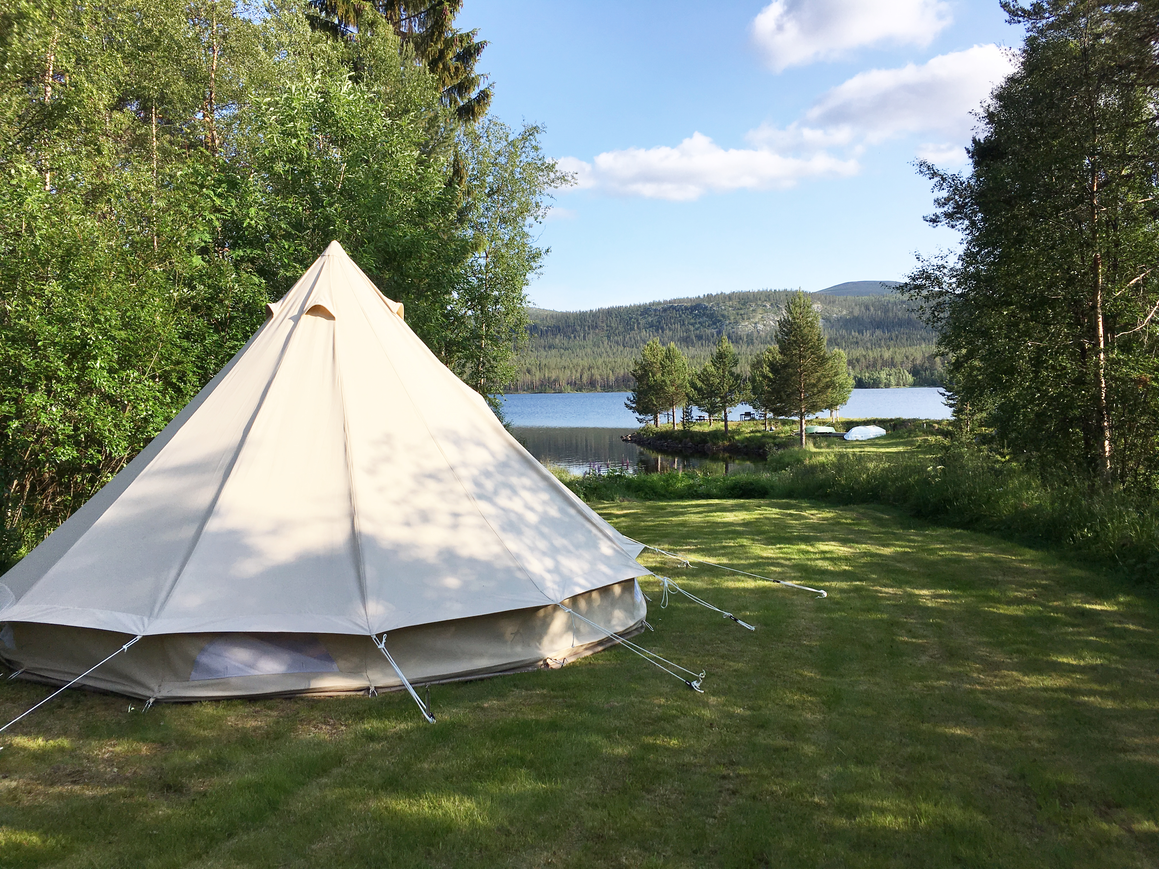 Tält vid vattnet och fjäll. Tillgång till lägenhet Tält Tält vid vattnet och fjäll. Tillgång till lägenhet Tält
