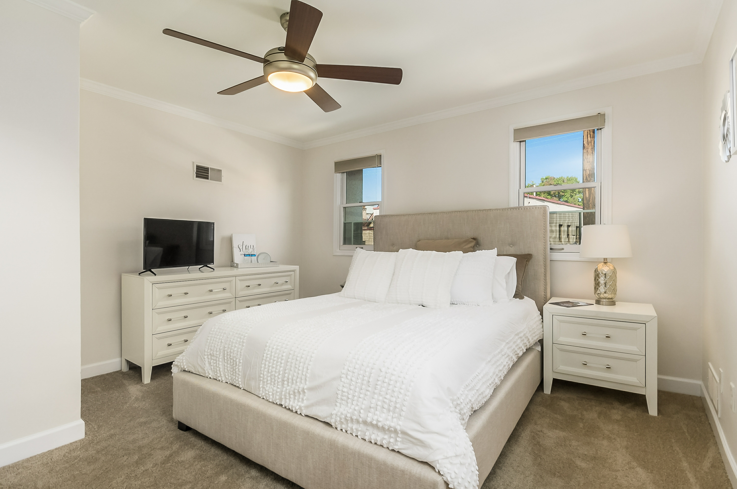 Ideally Located 1 Bdrm Stay | Parking & Laundry in Near North/University, Columbus