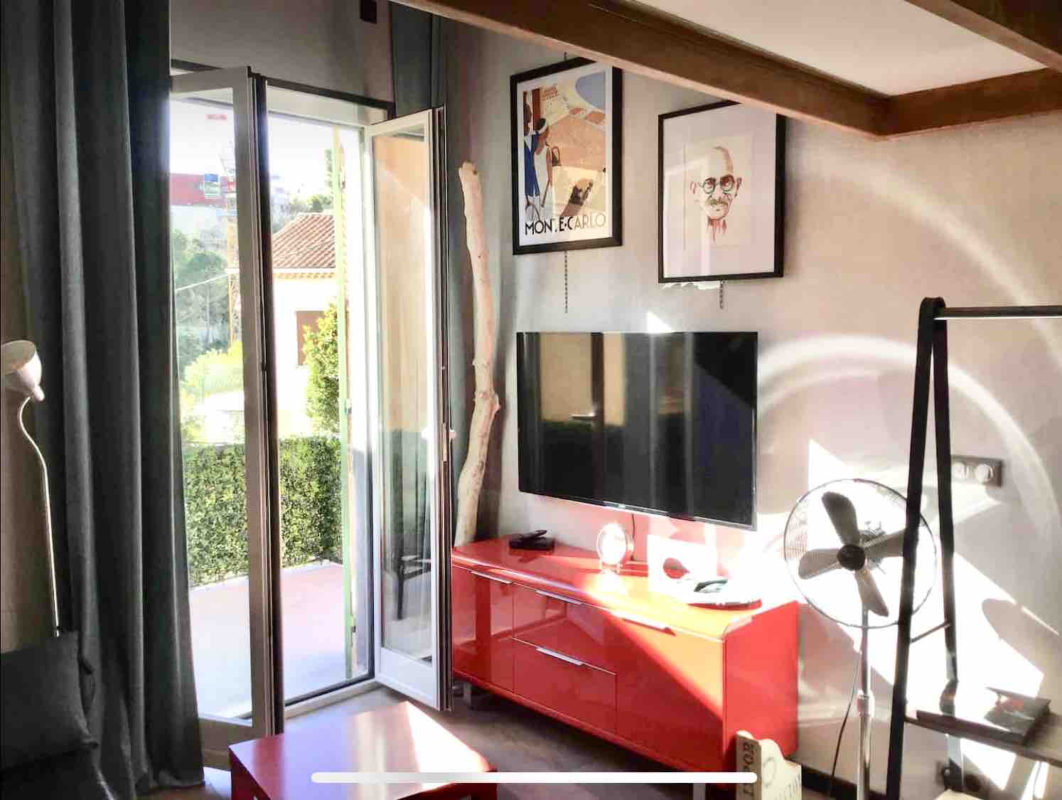 Atypical duplex in quiet border Monaco🇲🇨  🛒🚌🎾🏖🌞