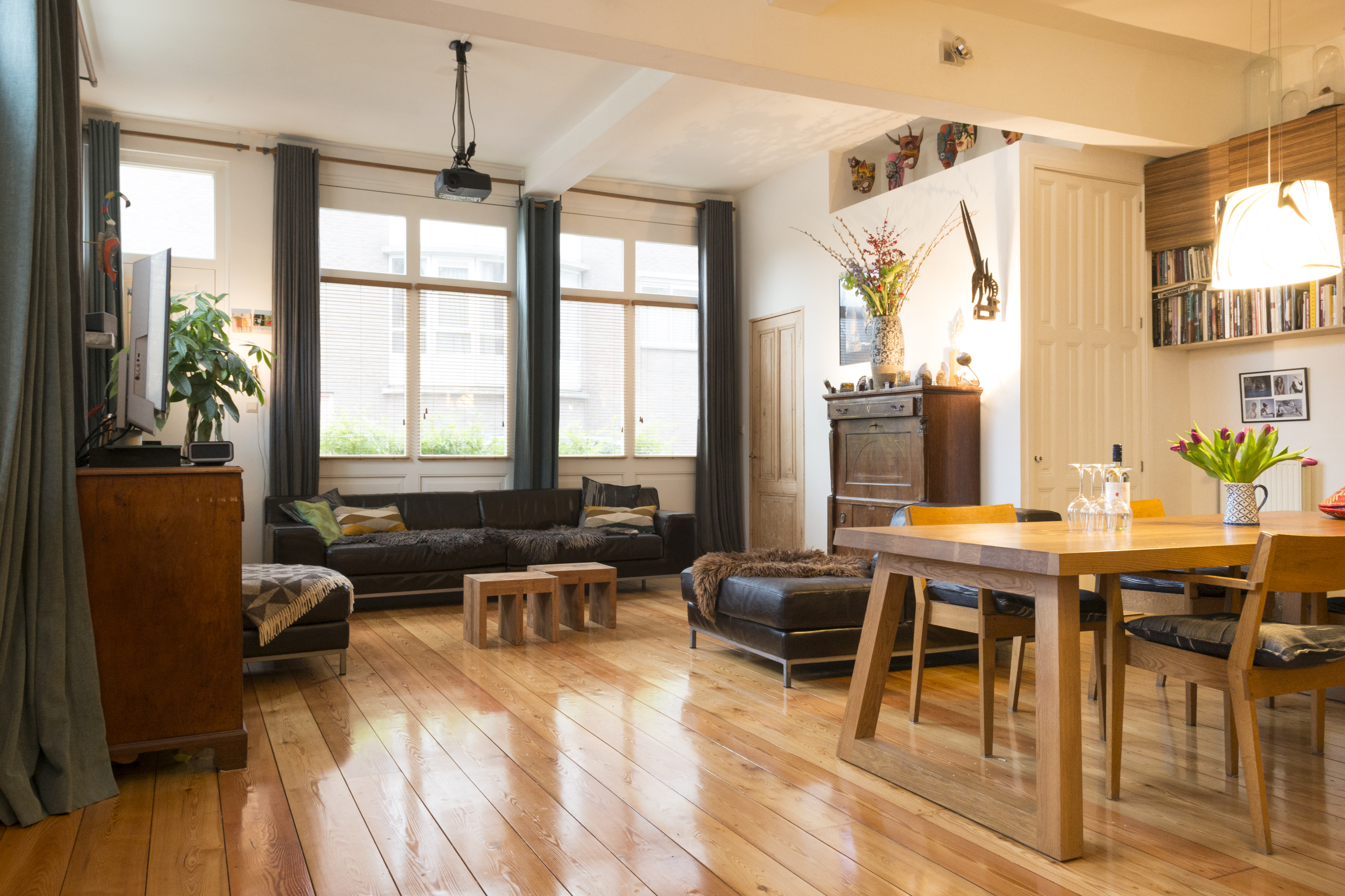 Center, 2 storey cornerhouse, 4 BR, Canalview!