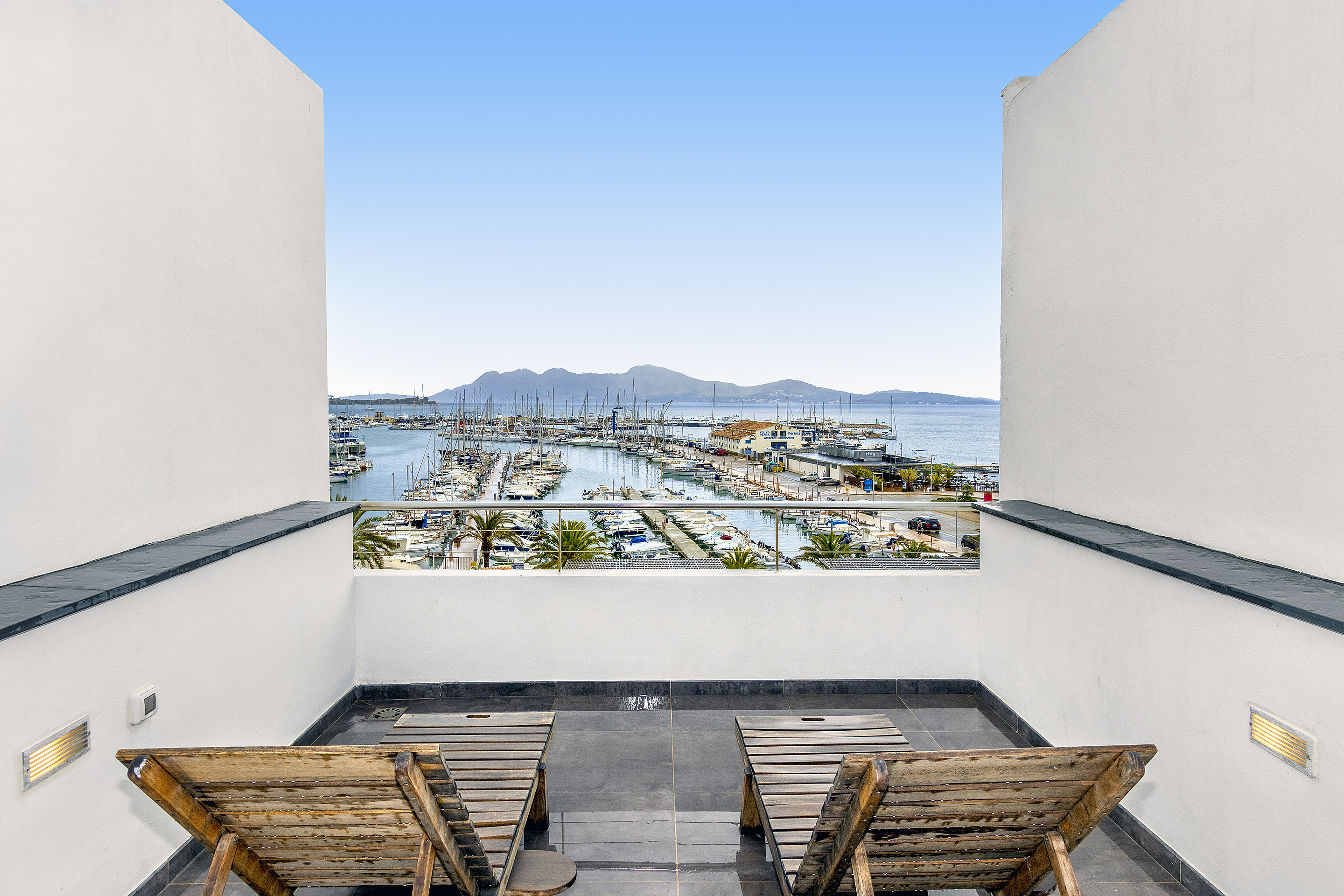 Modern duplex apt. for 3 people JOB