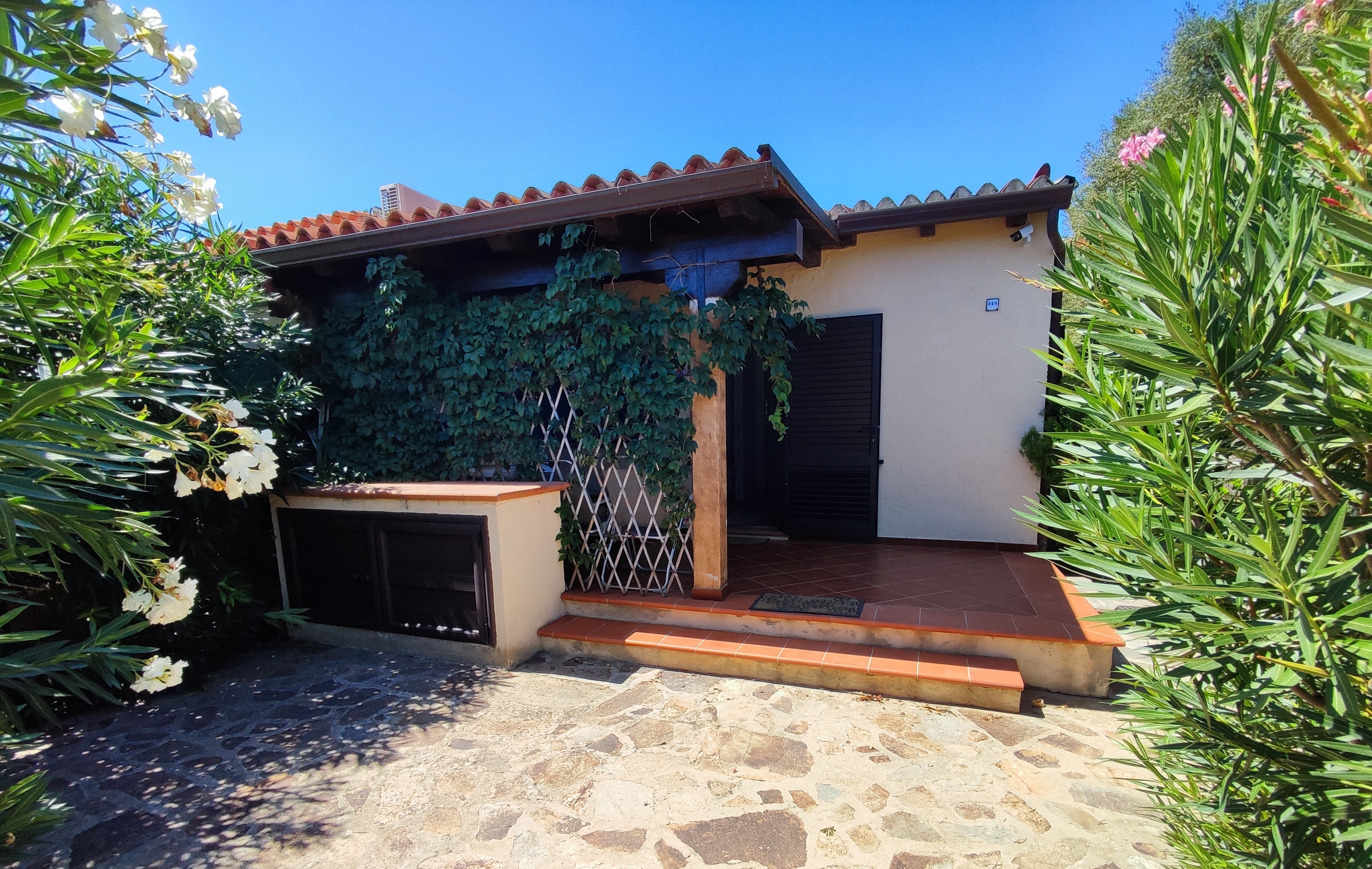 Renovated three-room apartment, 1 km from the sea and downtown