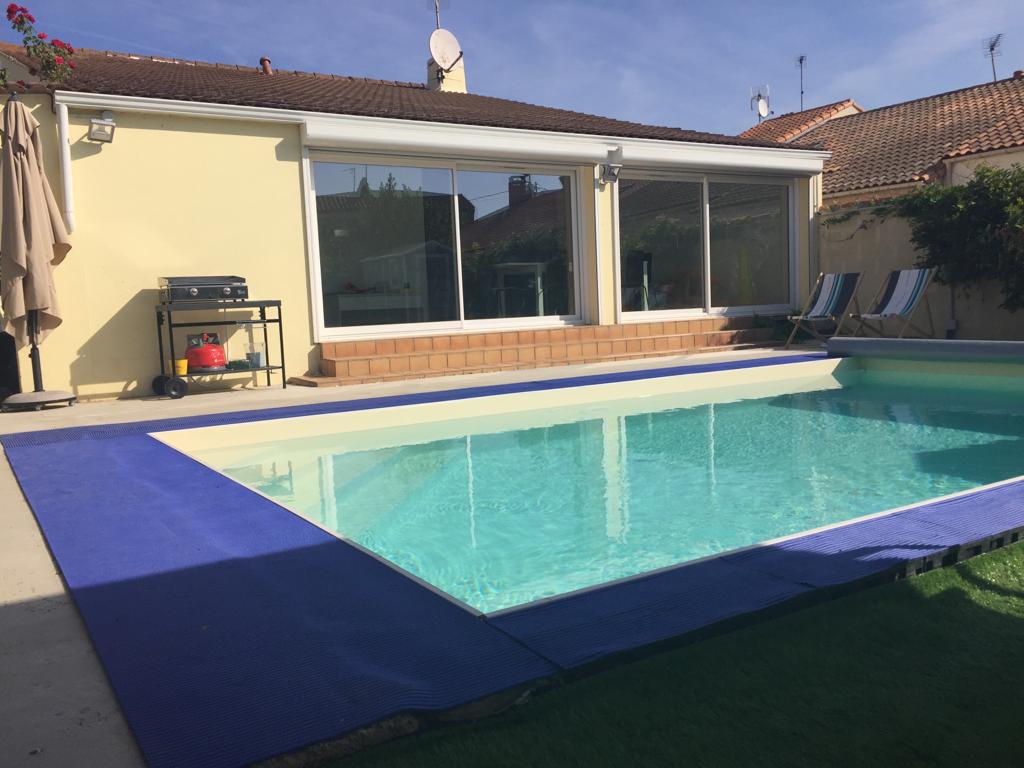 Vacation home with pool for 8 people