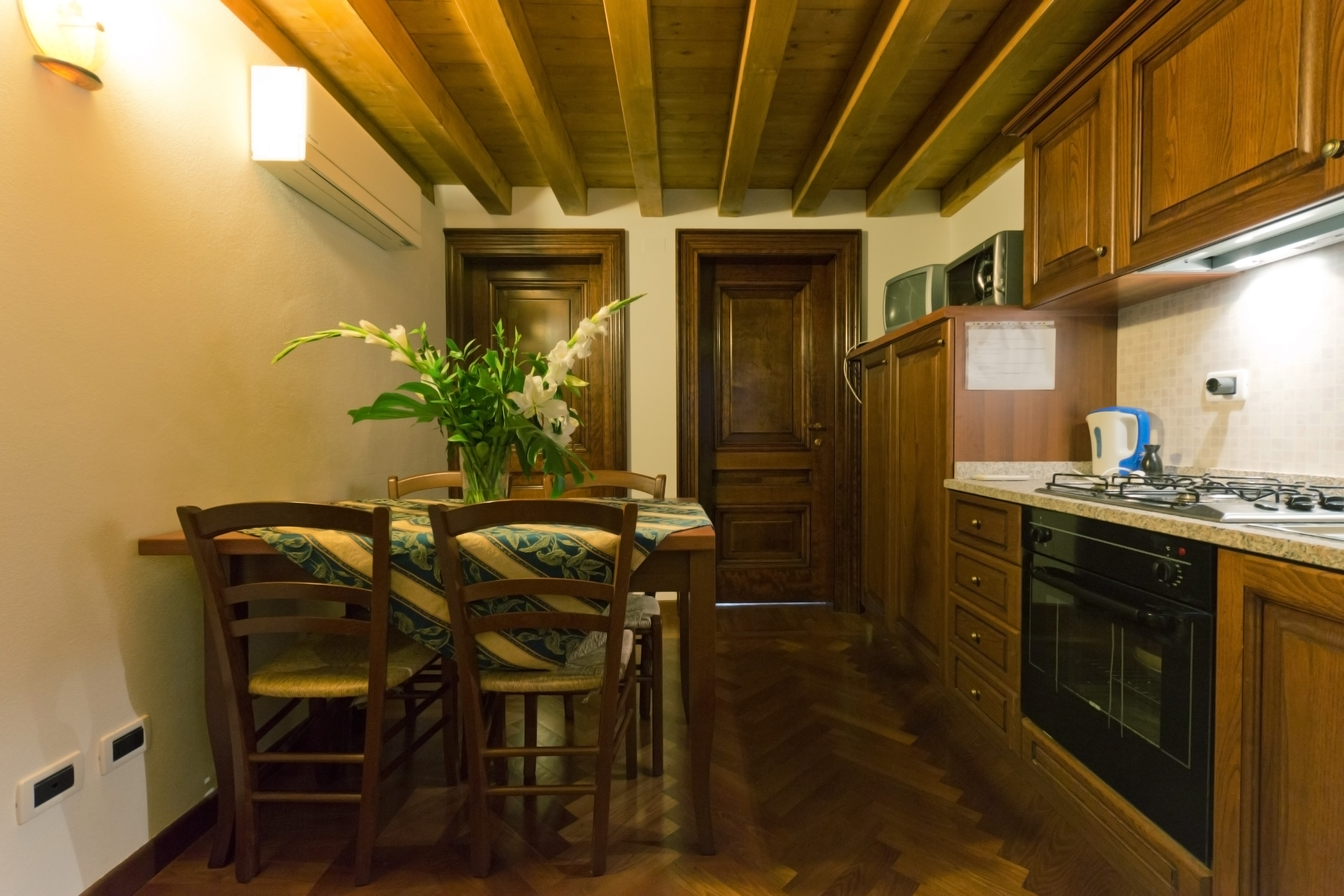 Cozy apartment 4 pax Jewish Ghetto A/C WIFI Apartments for
