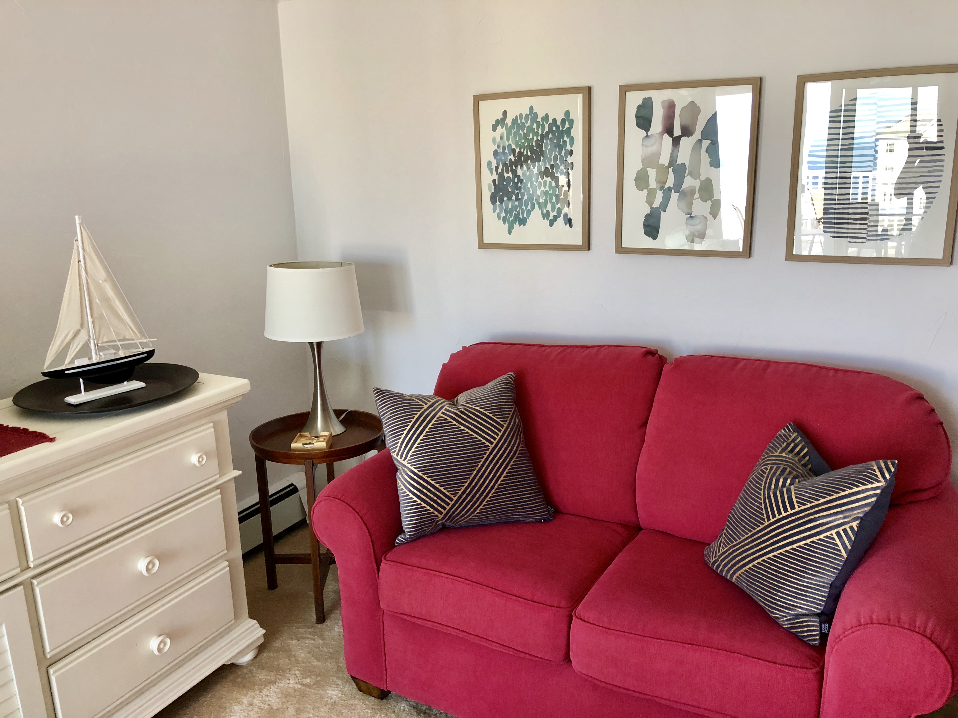 Bright & airy ocean view condo - central location