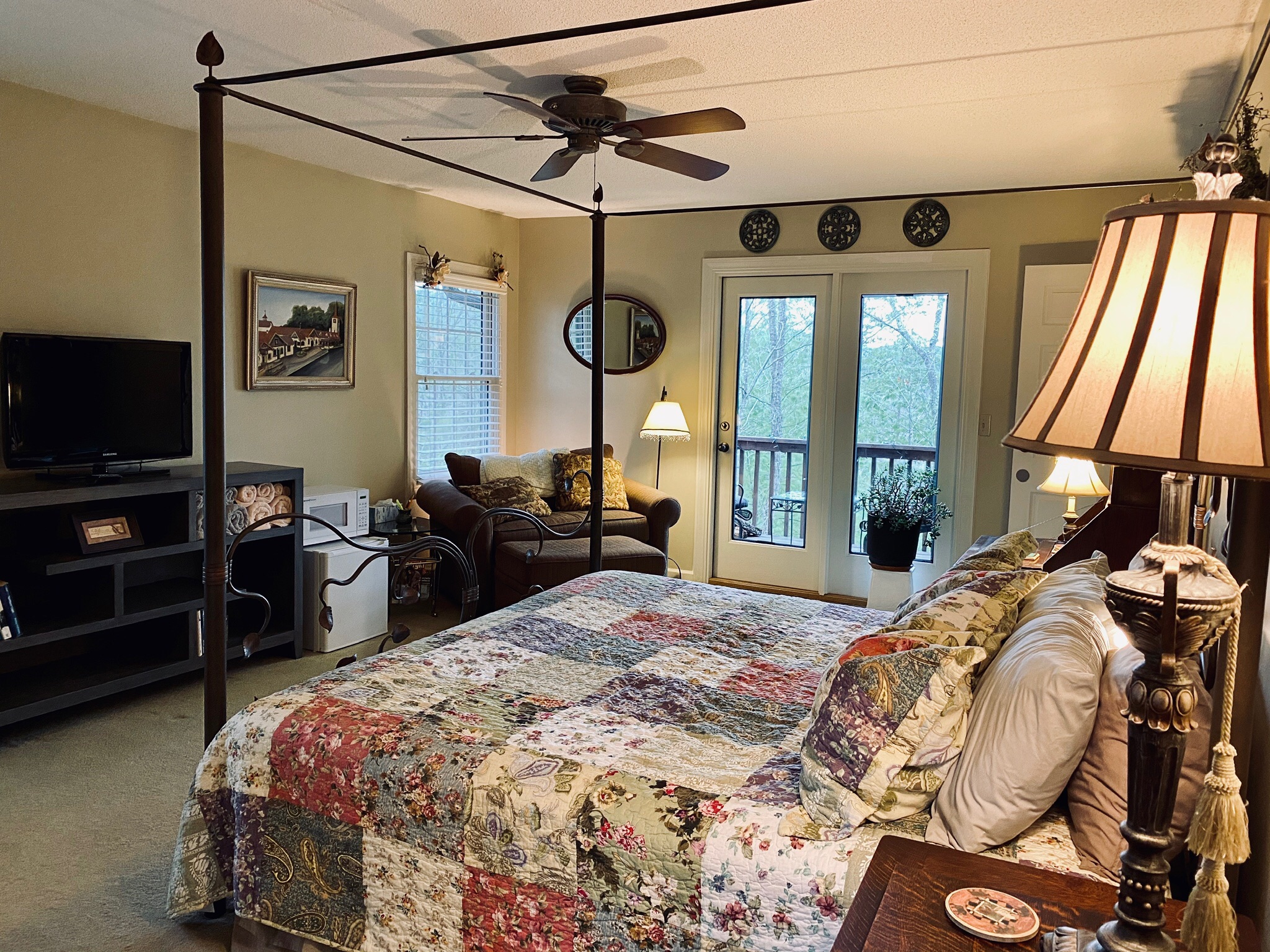 Cozy Treehouse setting actually in Helen Guest suites for Rent in