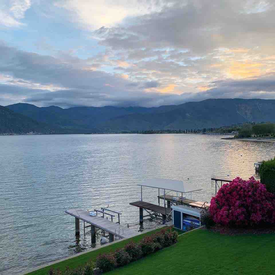 Beautiful waterfront house by Lake Chelan Winery Houses for Rent in