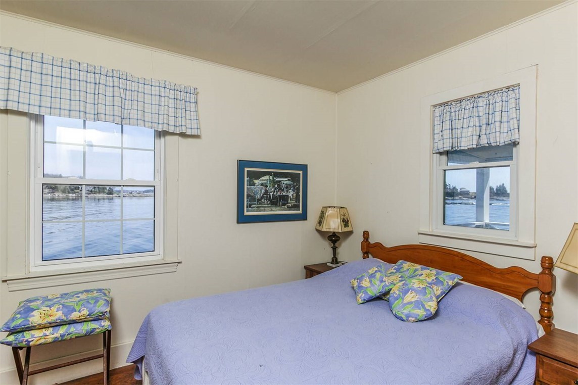 Cozy dock house on water Cottages for Rent in Boothbay, Maine, United