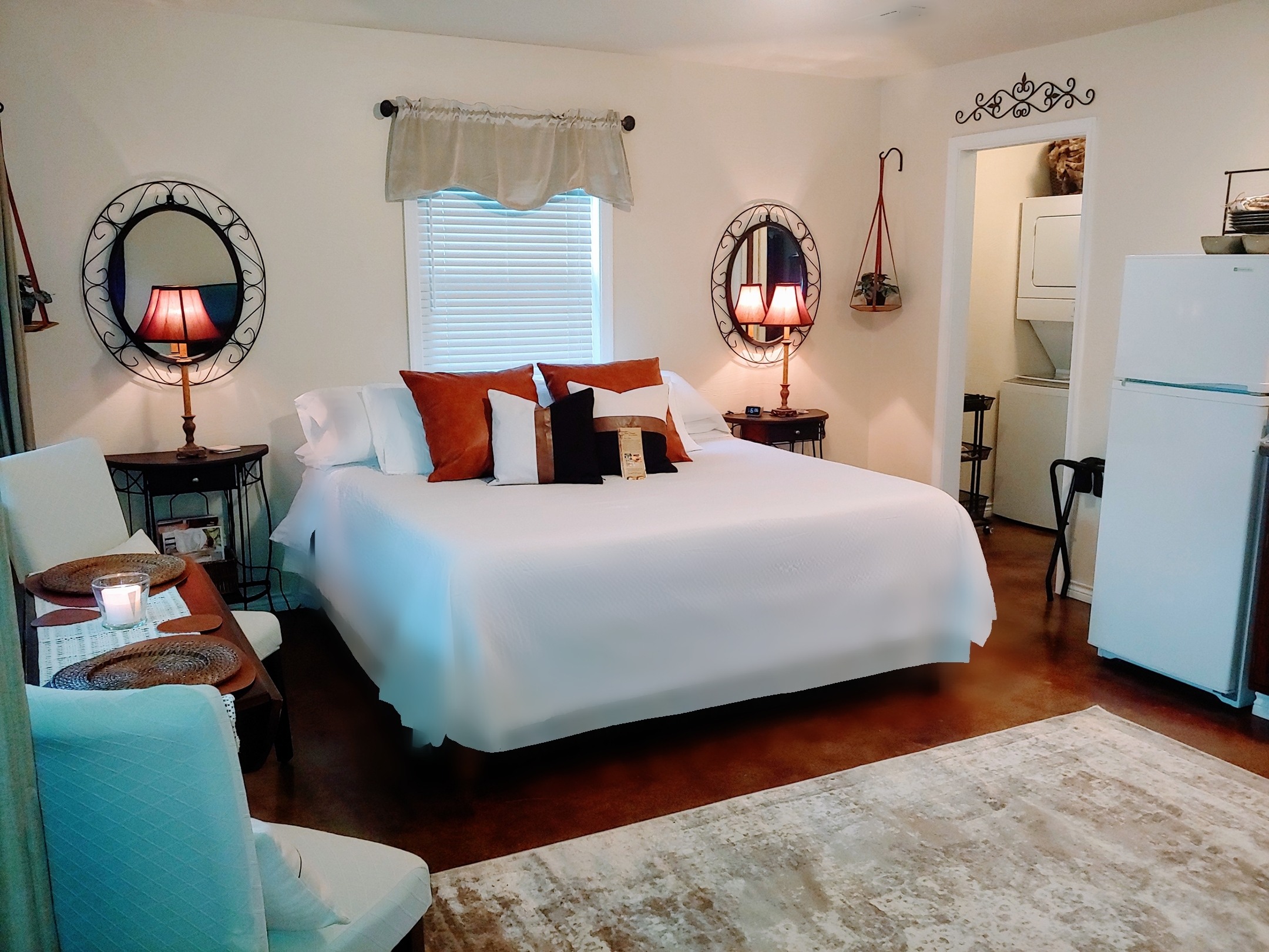 Guest House w/ kitchen, Outdoor Space & parking