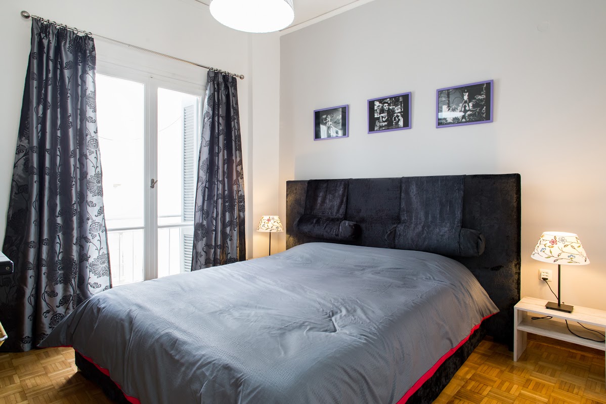 Bedroom in an Acropolis view flat in ΠΛΑΤΕΙΑ ΑΤΤΙΚΗΣ, Athens