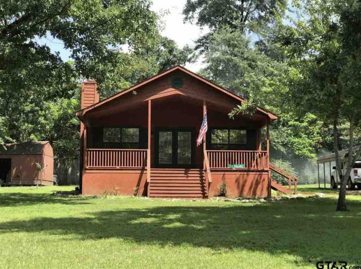 Pinecone Cottage: 2-bedroom home near the lake