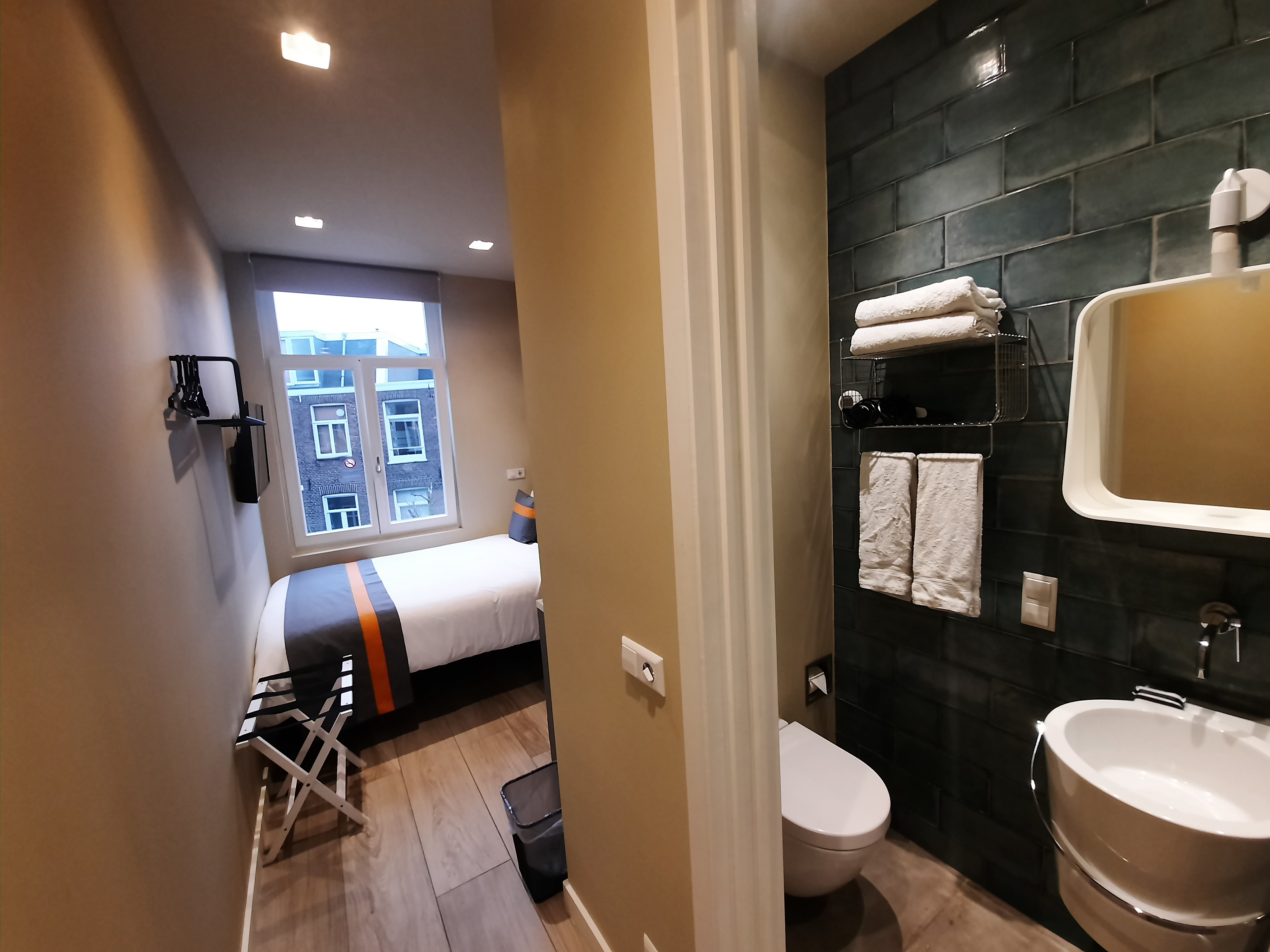 RoomWest Cosy with ensuite bathroom โ Amsterdam stay