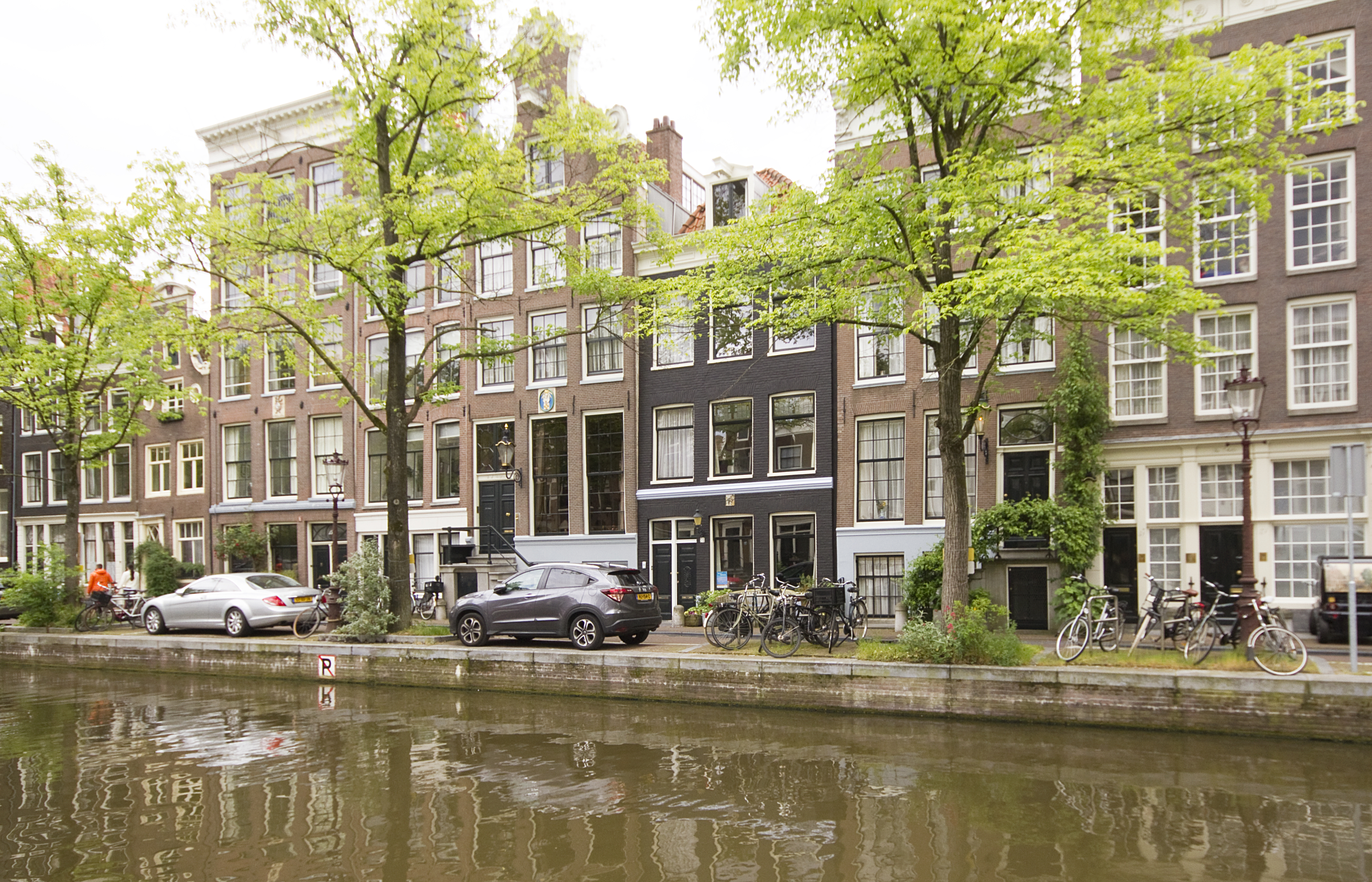 Family canal house w/ sunny garden + private boat โ Amsterdam stay