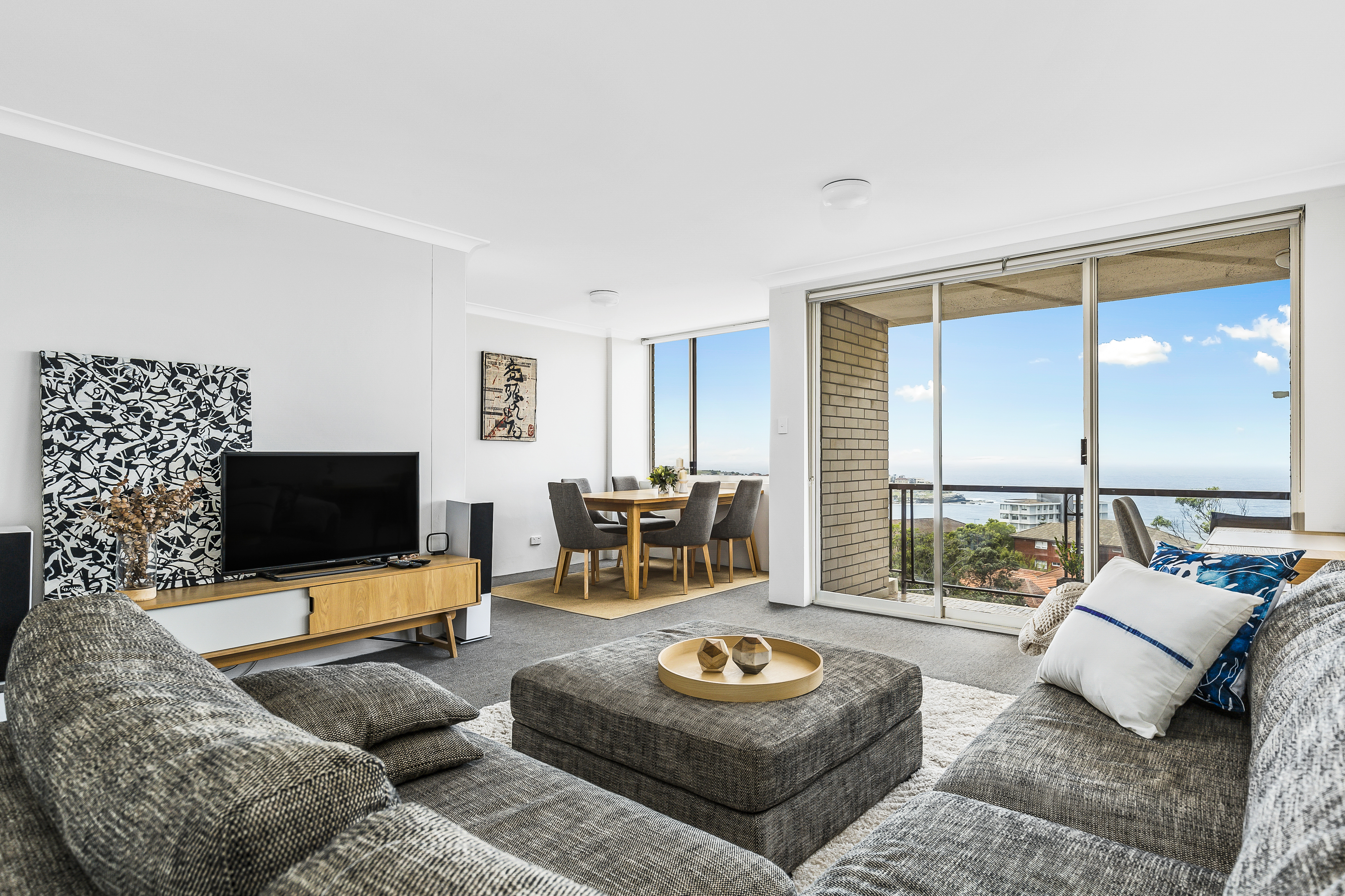 5min walk to Bondi Beach. Stunning 270' beach view