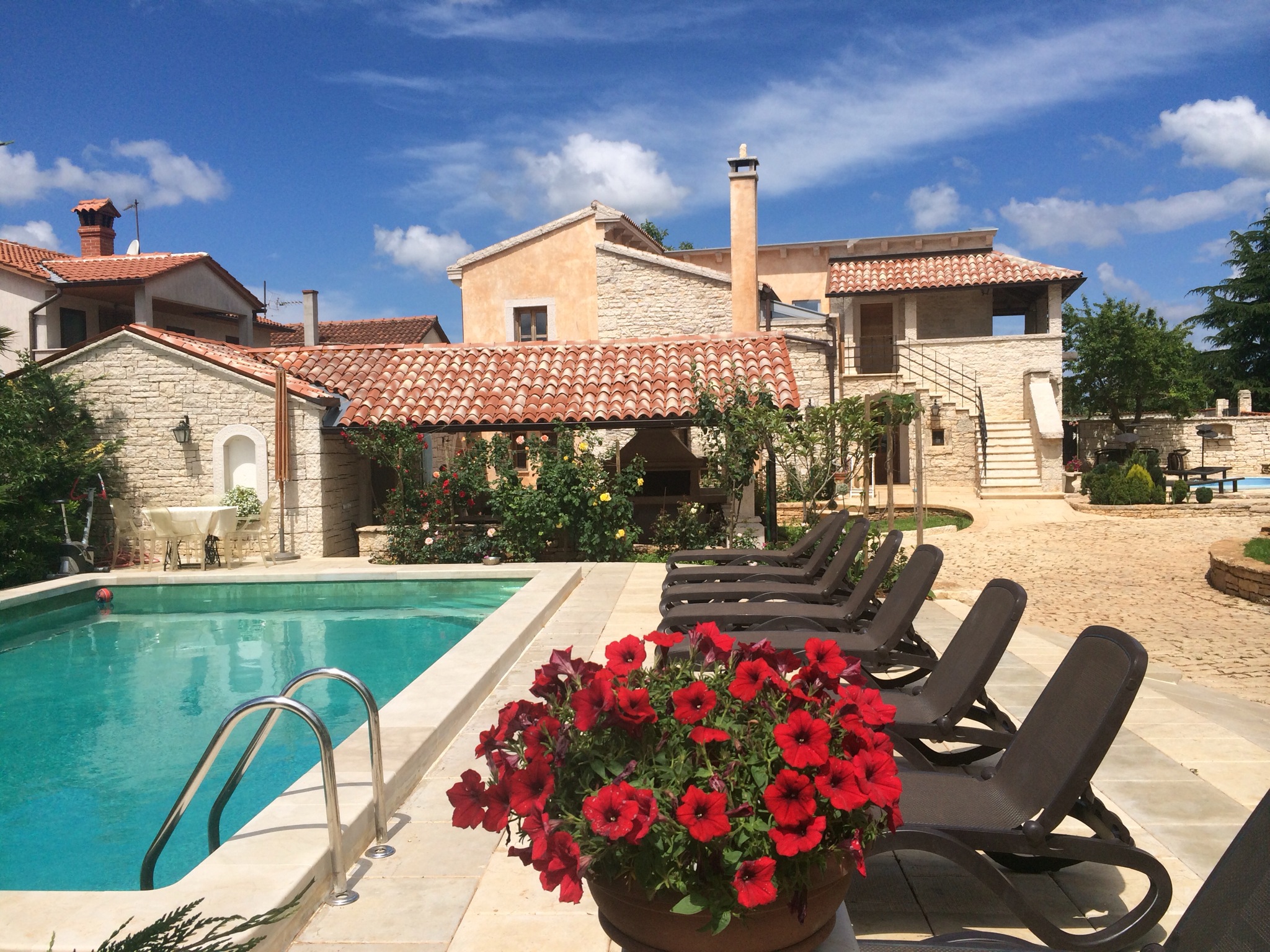 VILLA ROSES Unique and stylish,20 weekly price Villen zur Miete in