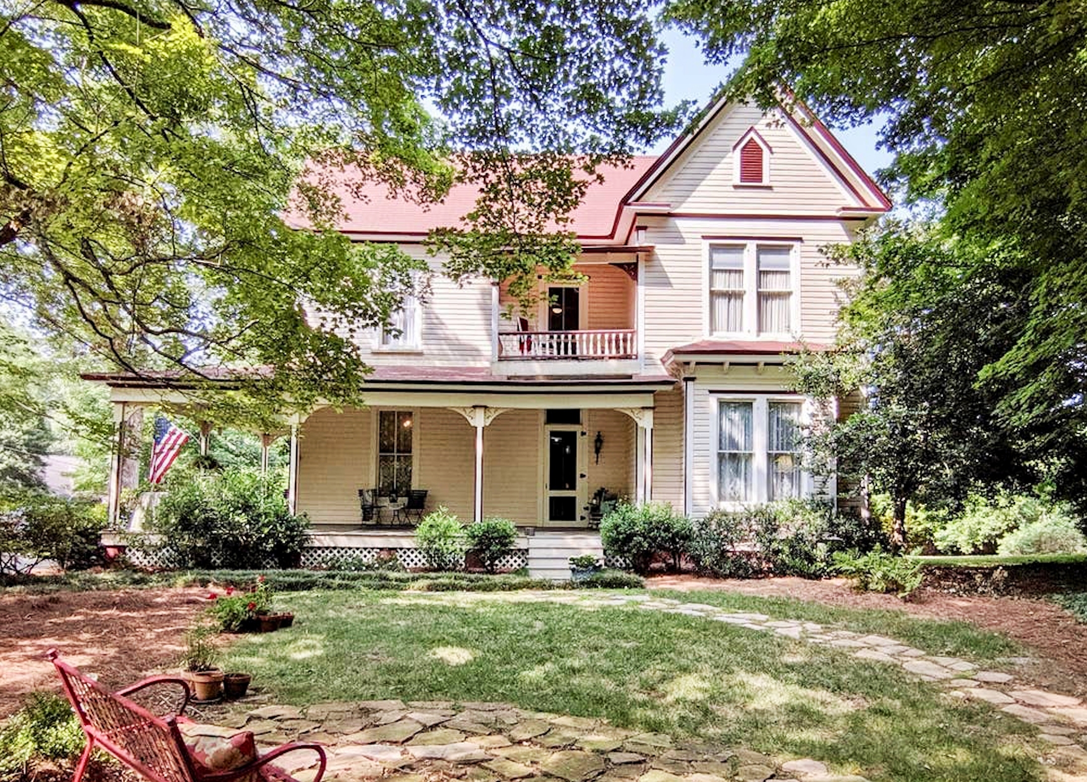 Hummingbird Hideaway #1 Charming Historic Retreat