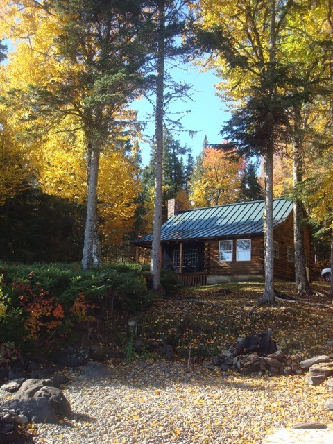 Cozy & Charming Lakefront Log Cabin (Rangeley, ME)