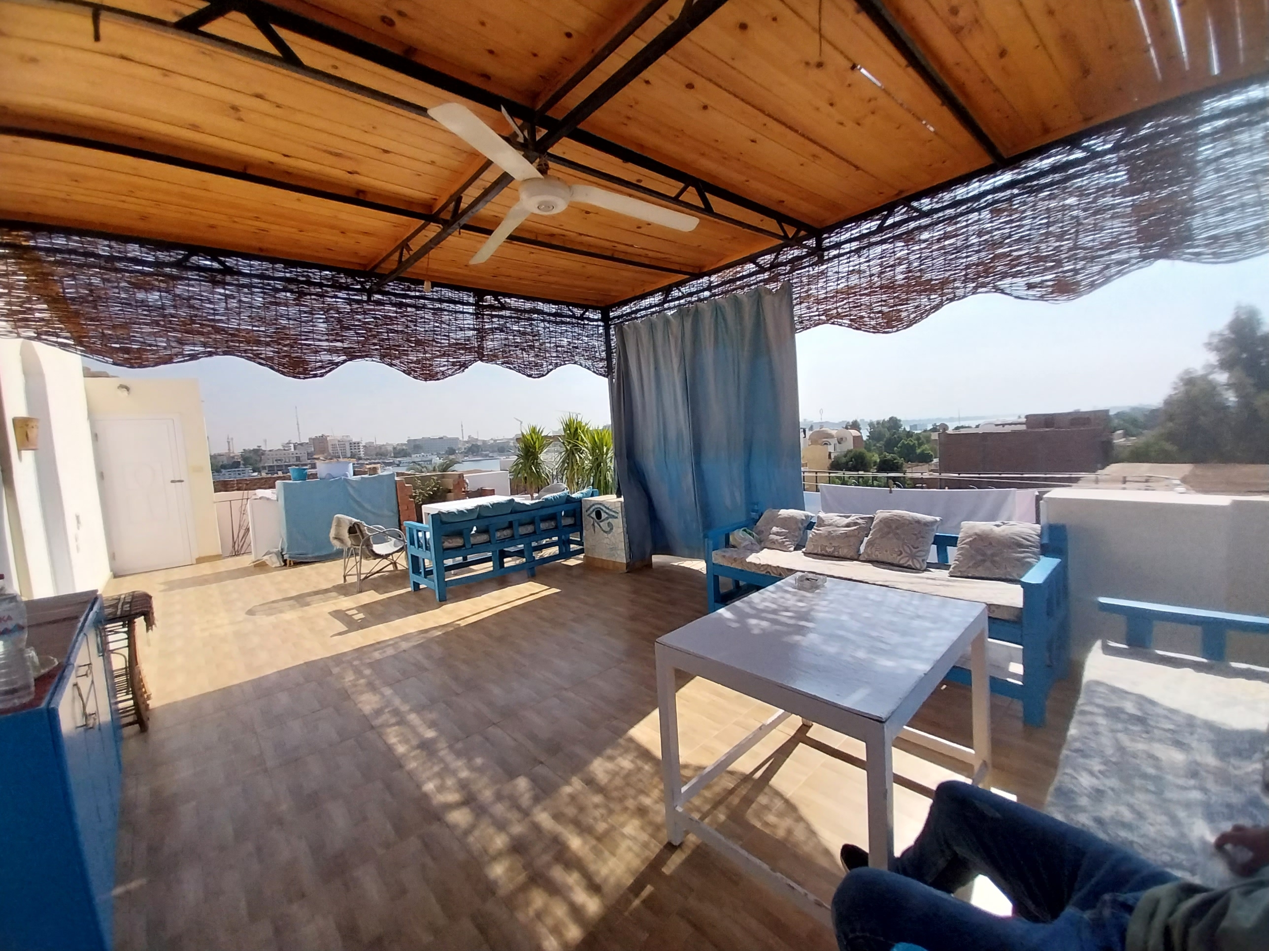 beutiful spacious 2 bedrooms apt, balcony