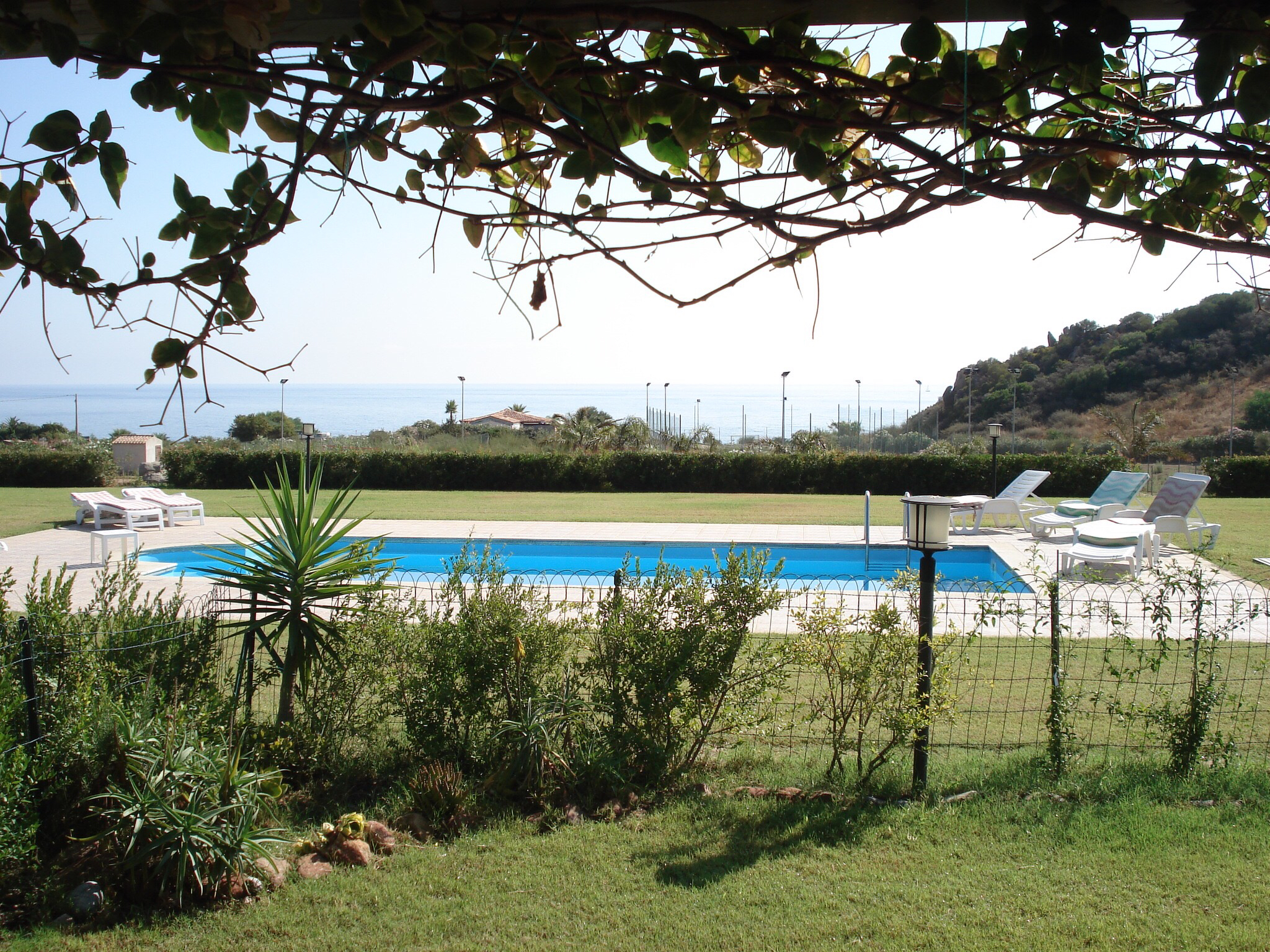 Villa by the sea in equipped residence with pool