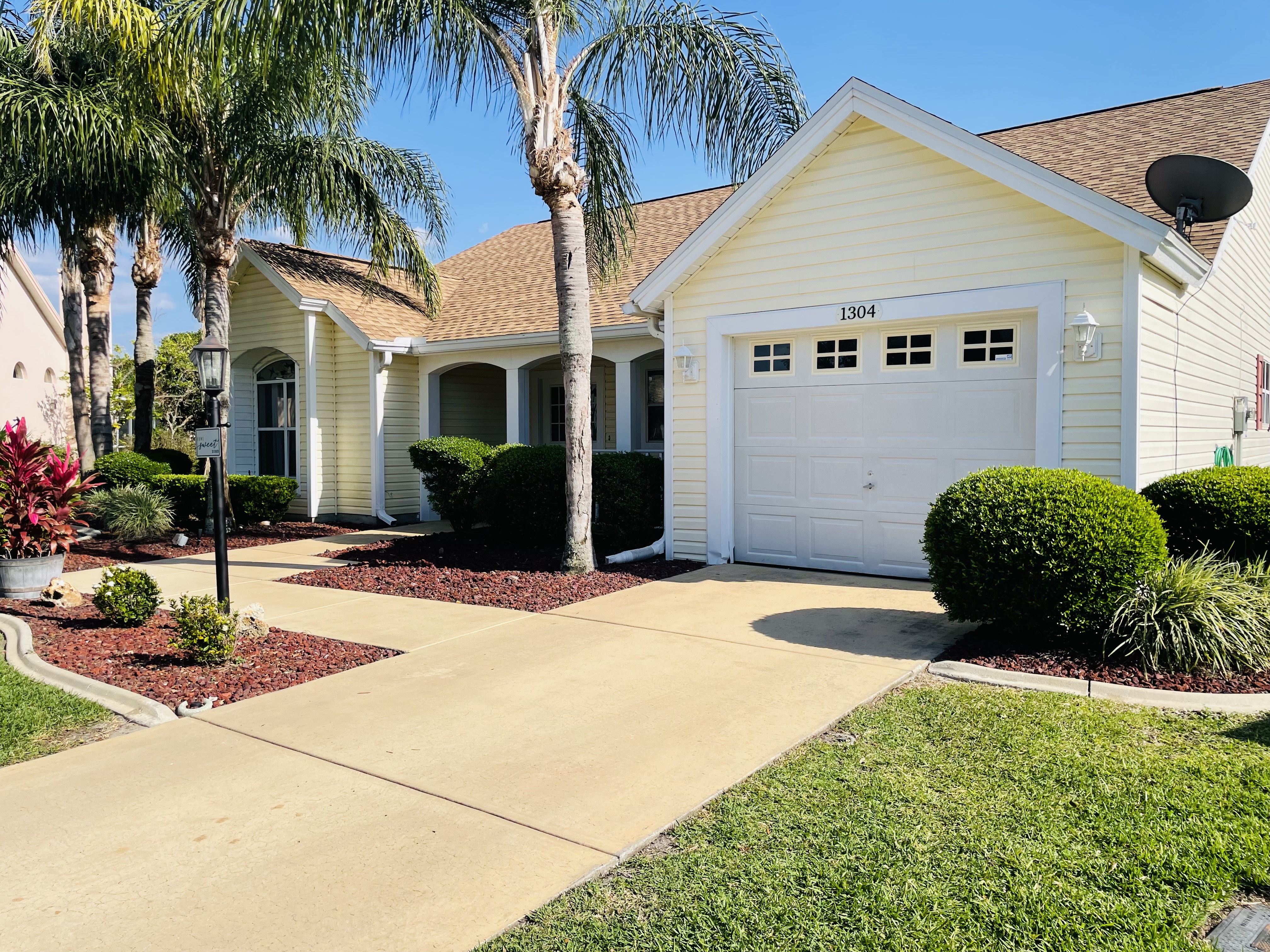 2/2 custom pool home with 4 person gas golf cart