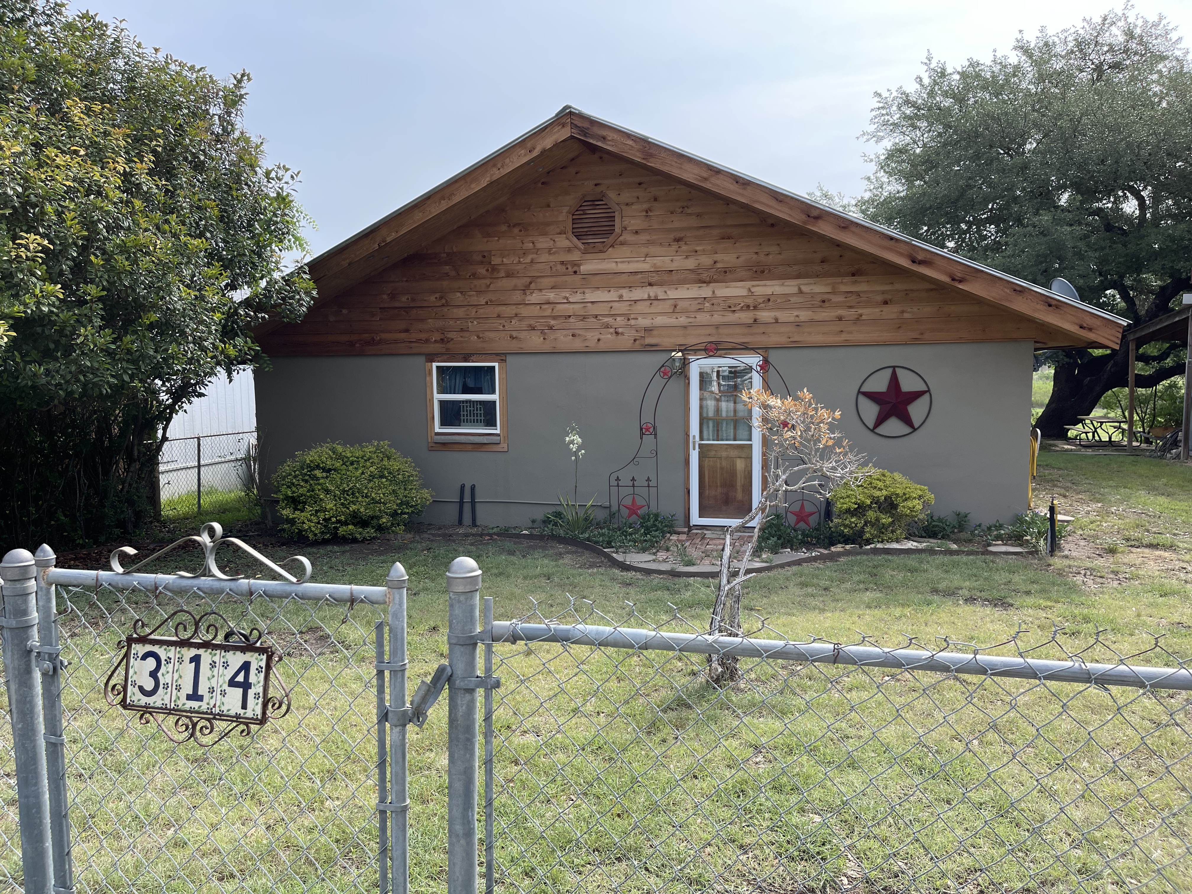 Cowboy  Cottage on Medina River (River is dry)