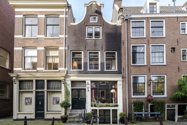 Luxury 17th century monument home with canal views — Amsterdam stay