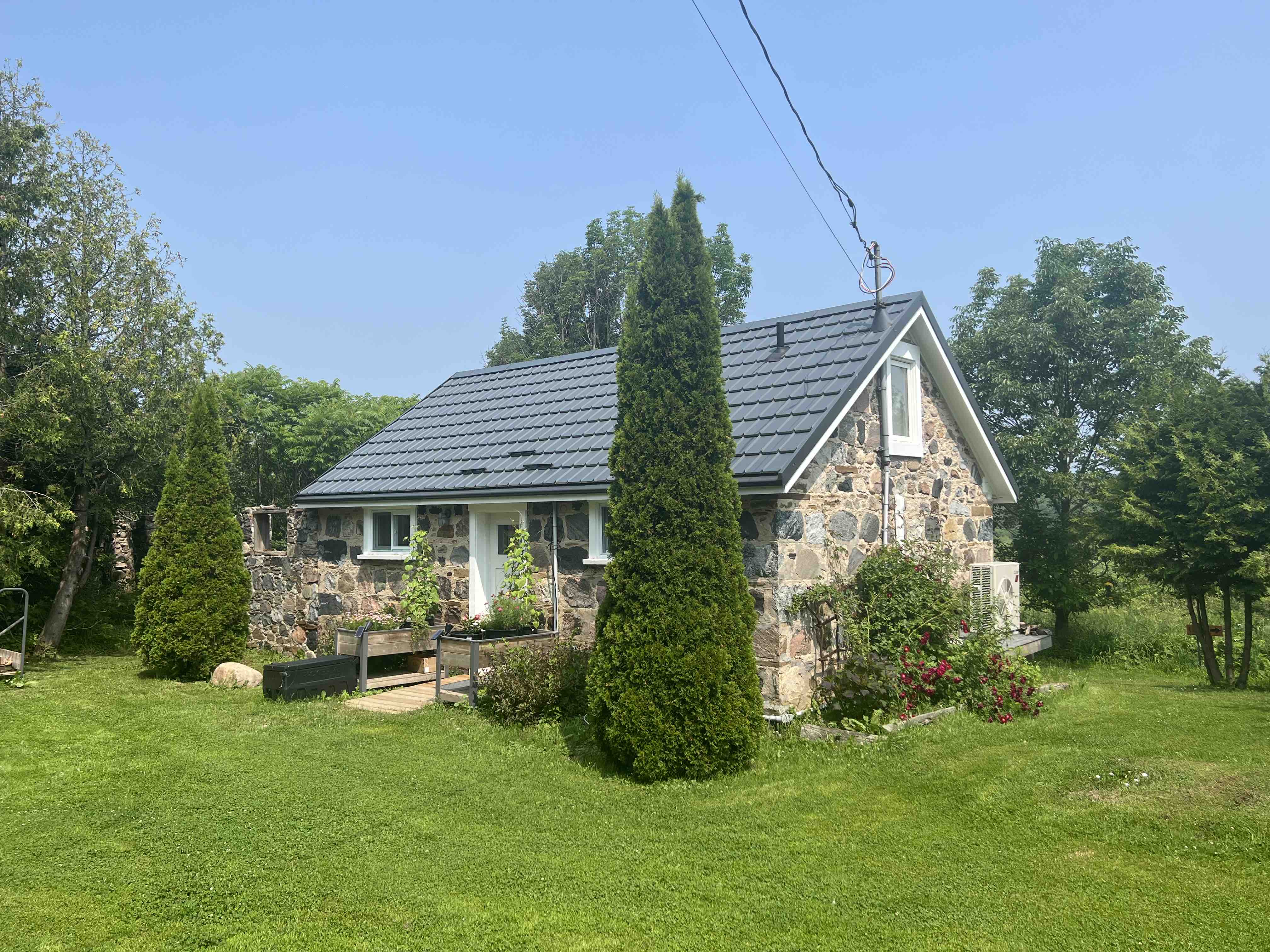Romantic 1840's stone cottage along Georgian Trail