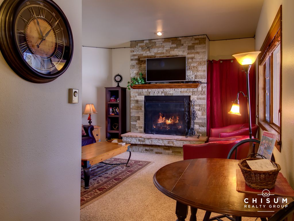 Ski Run Condo Overlooking the Slopes Condominiums for Rent in Angel