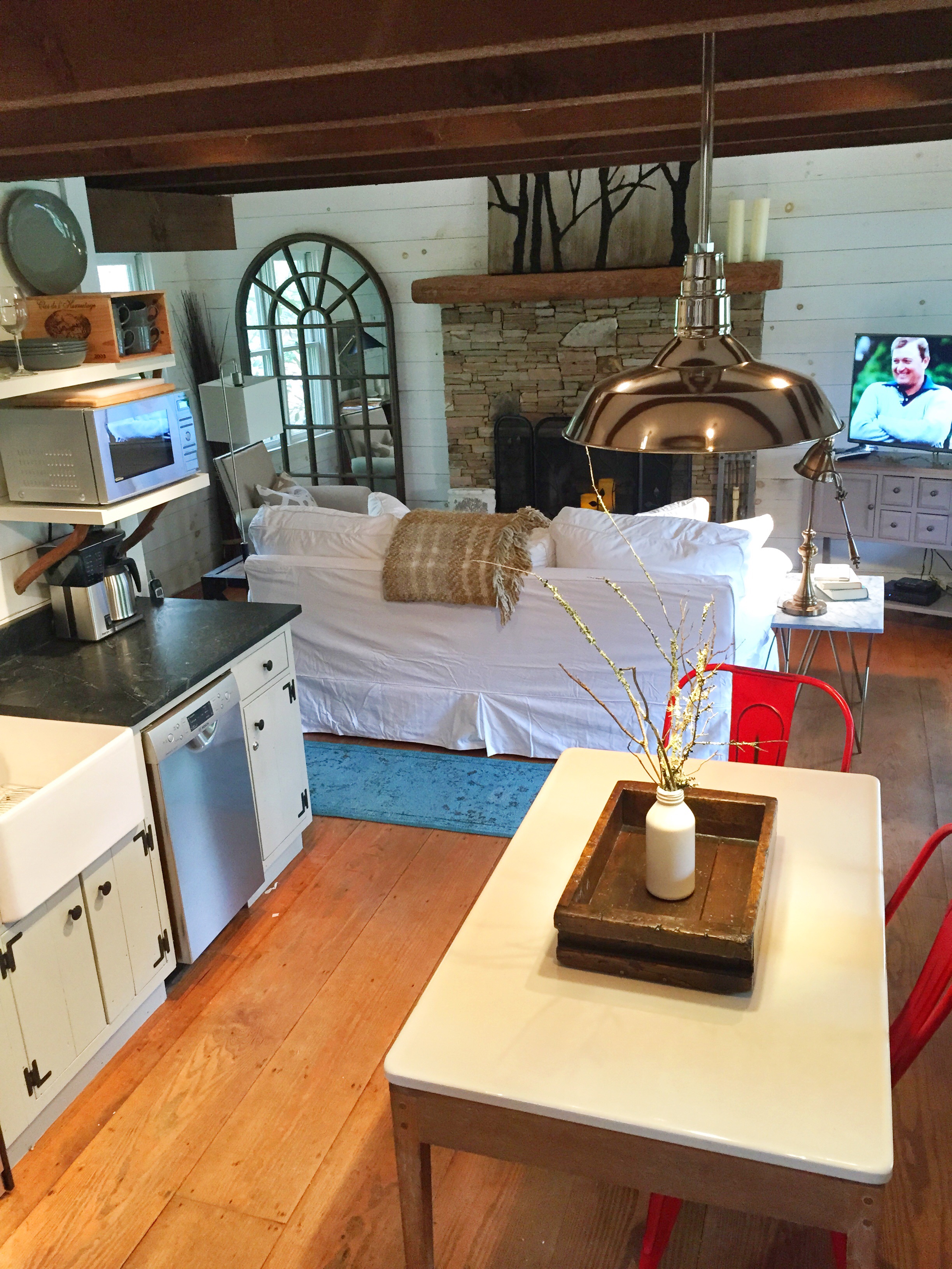 Romantic Hobbit Housecheers to a summer getaway!🍷 Cottages for Rent