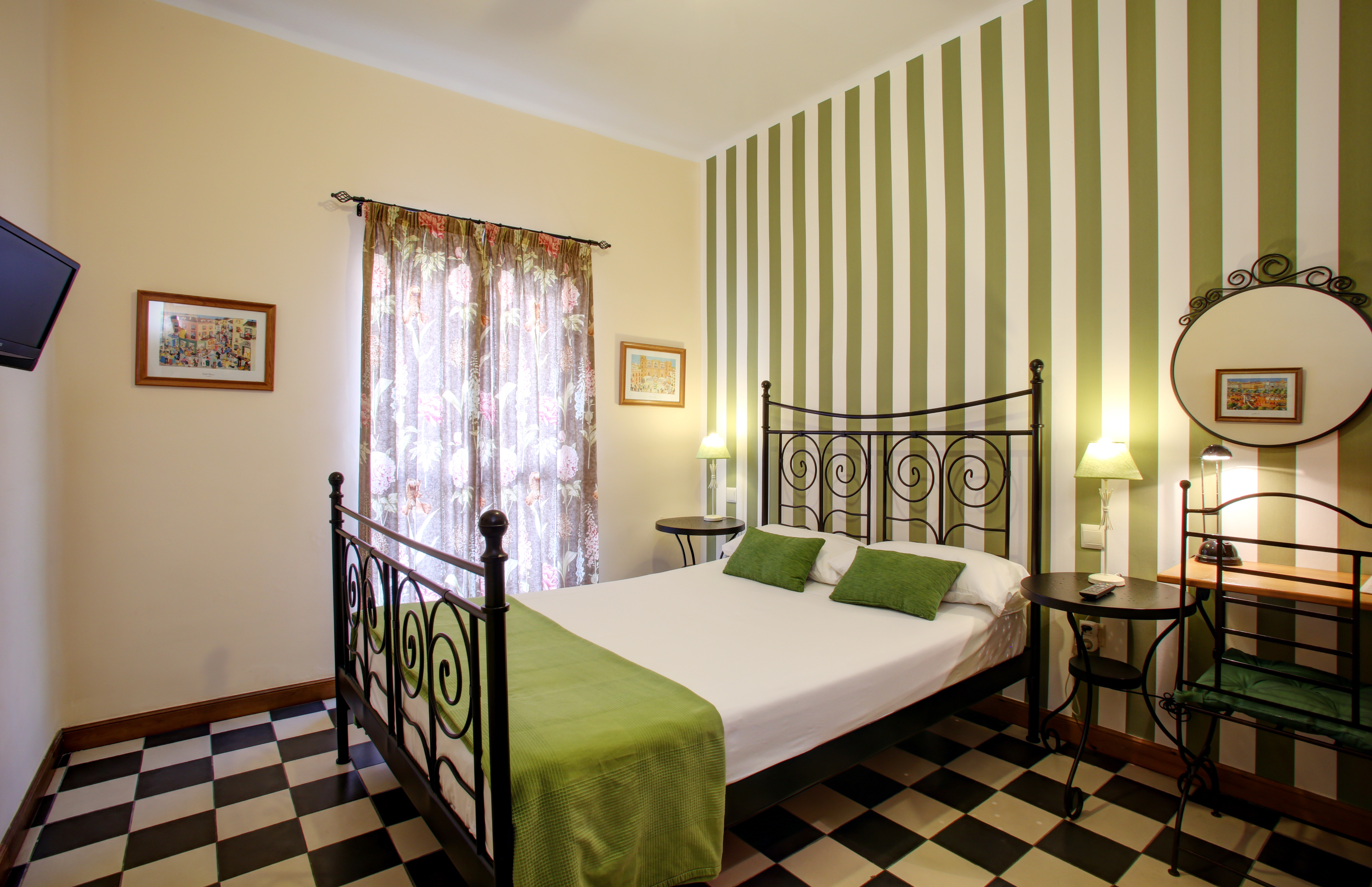 Malaga Lodge Guesthouse Double room-shared bath. in Centro, Malaga