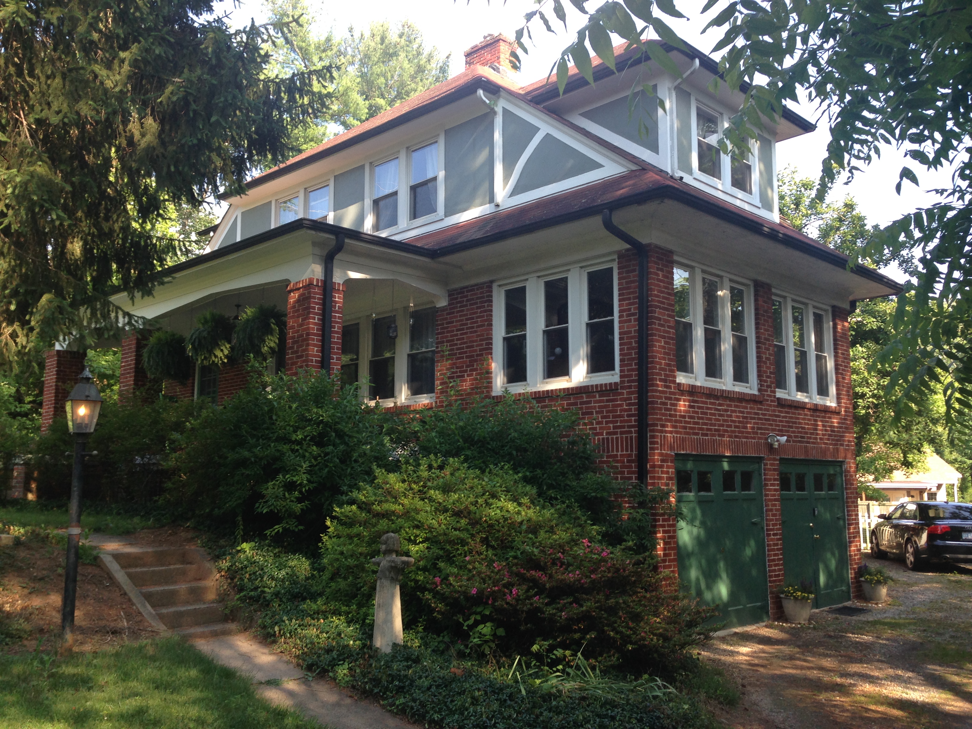 Bright, urban chic apt convenient to Avl & Hndvl in 28704, Asheville
