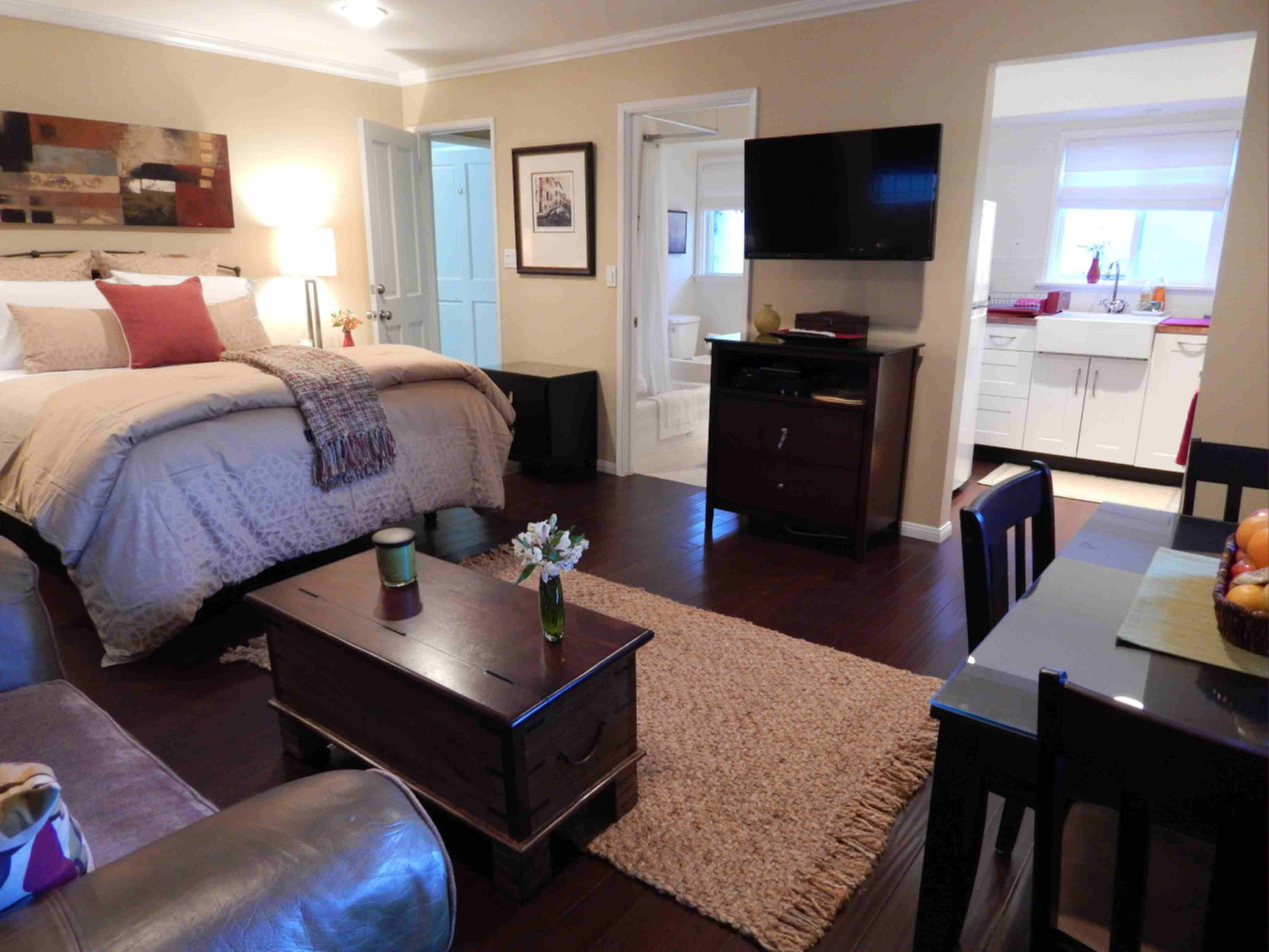 Tranquilo, chic, apartamento de Valley Village con el estacionamiento