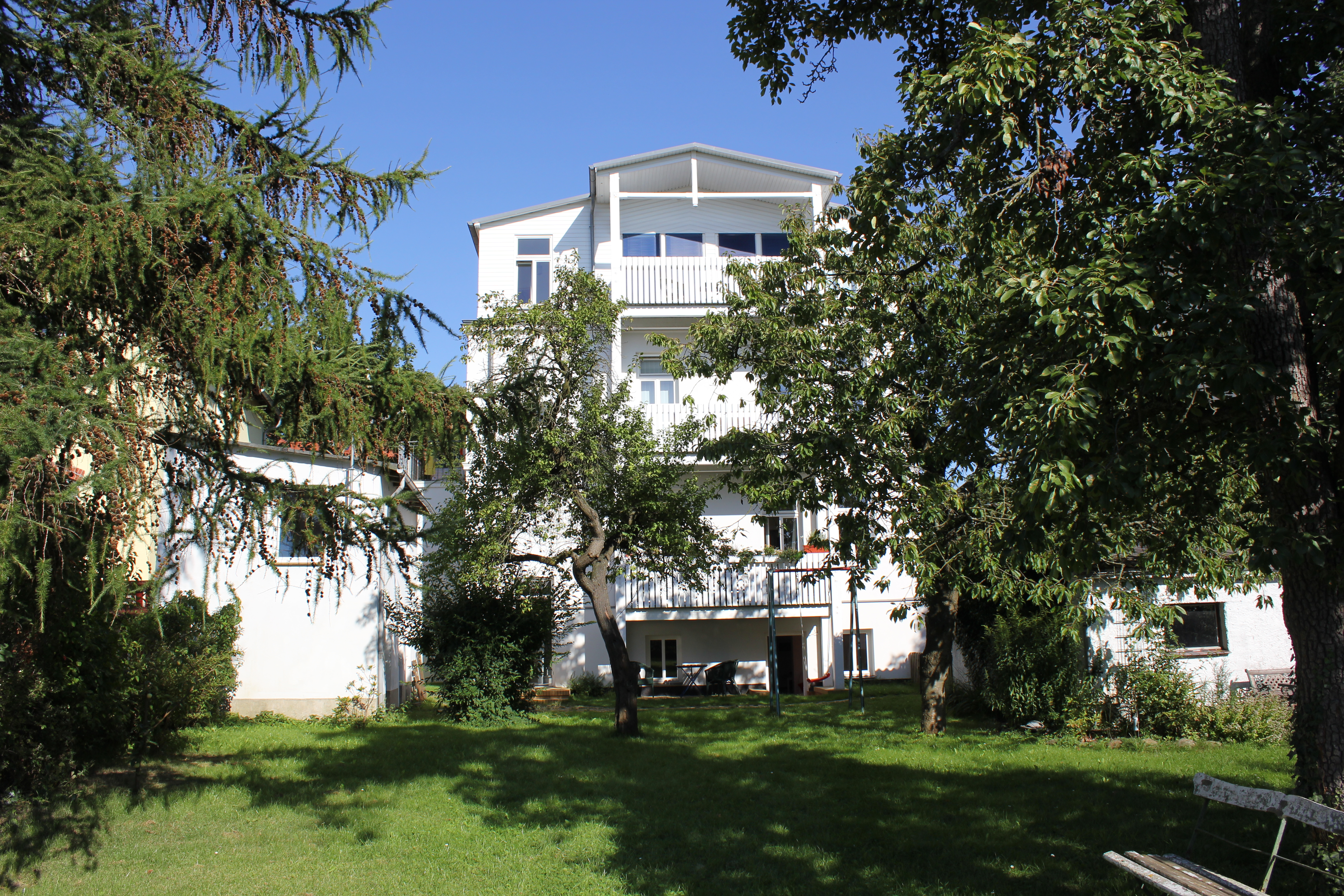 Large, friendly garden apartment