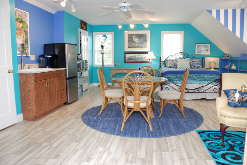 Walk to Downtown Mystic spacious loft apt