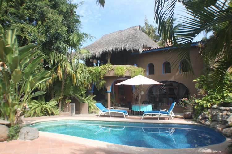 Tropical -2 BDRM. Apt. /2 min.walk to beach.