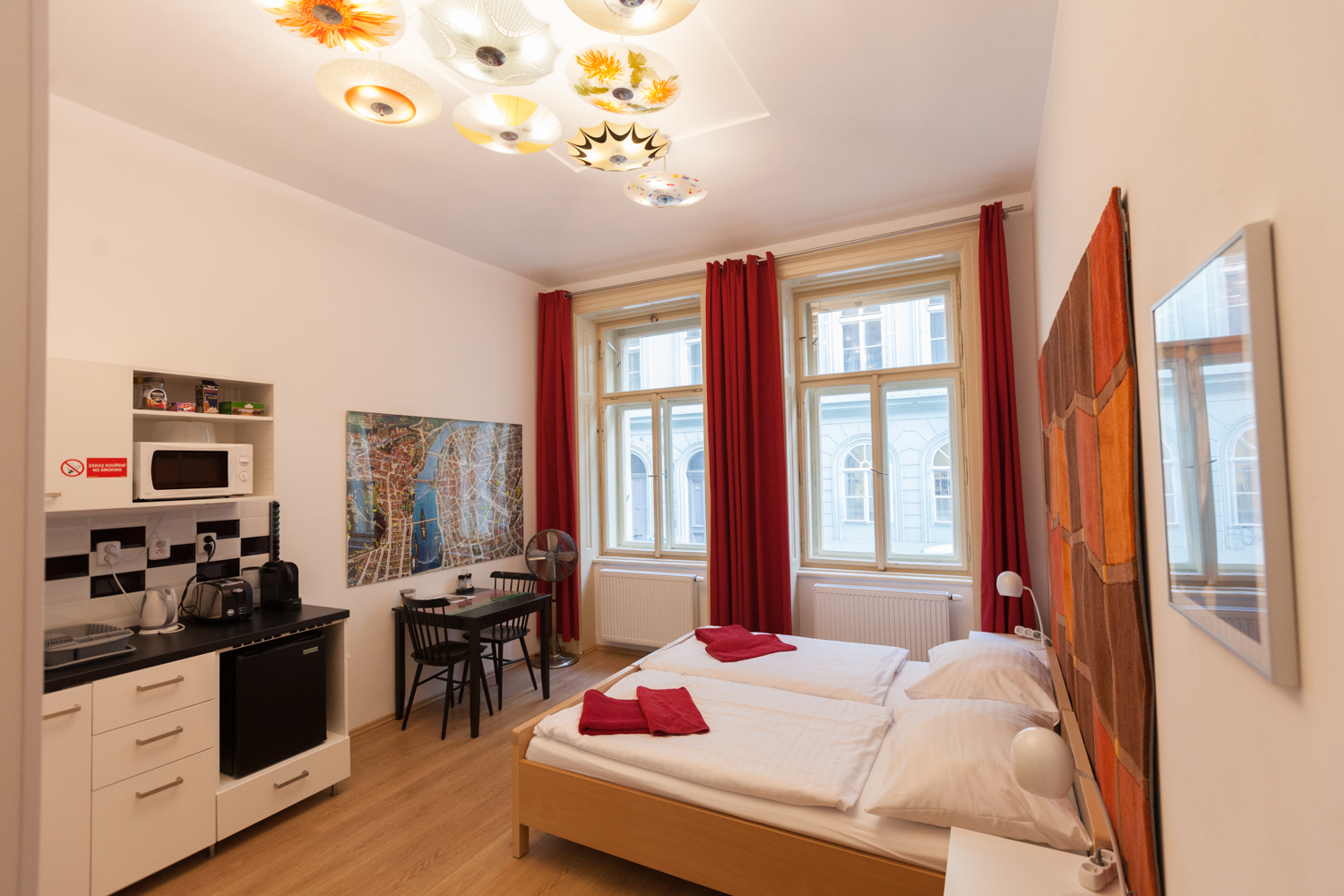 [1] Two flexible twin beds /kitchenette /bathroom