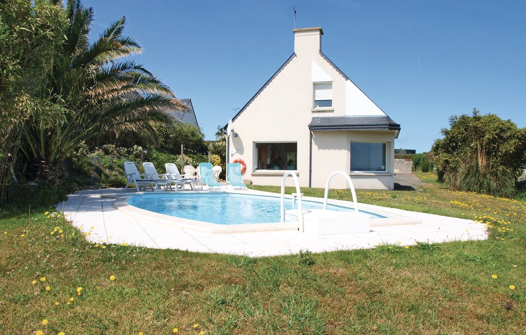 House facing the sea with swimming pool