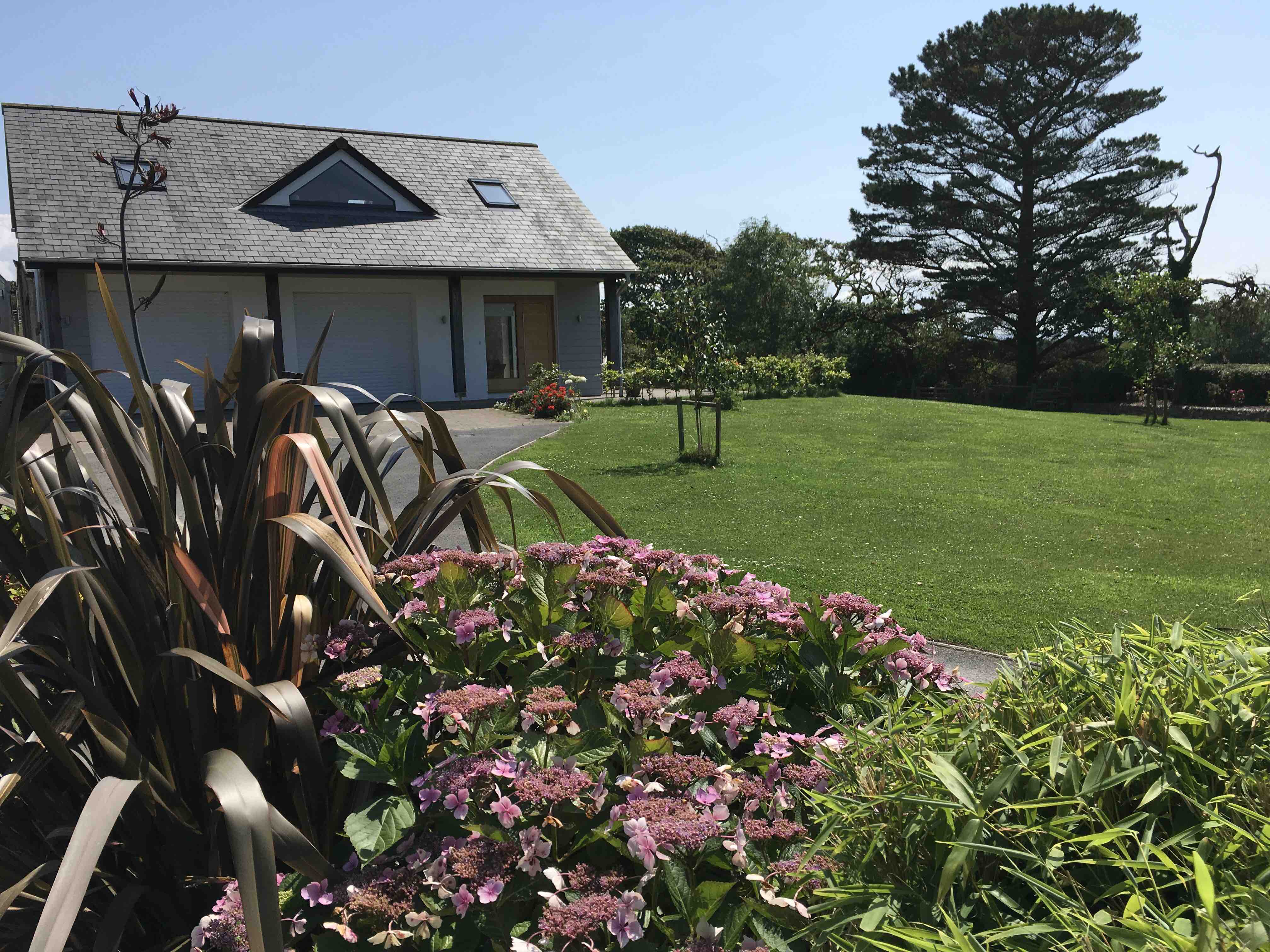 Spacious property set in meadow with sea views.