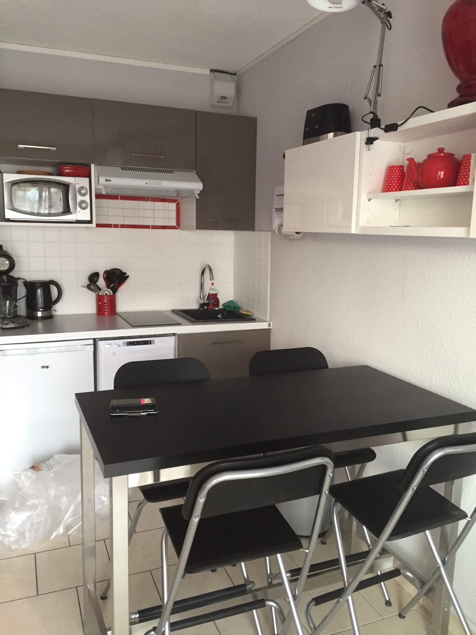 Renovated air-conditioned studio near train station